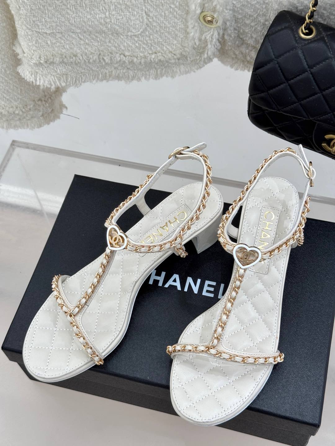 
CHANE*｜小香25C春夏新品
爱心双C链条鞋系列
链条凉拖今年的大爆款
香家中的颜值天花板！
上脚
