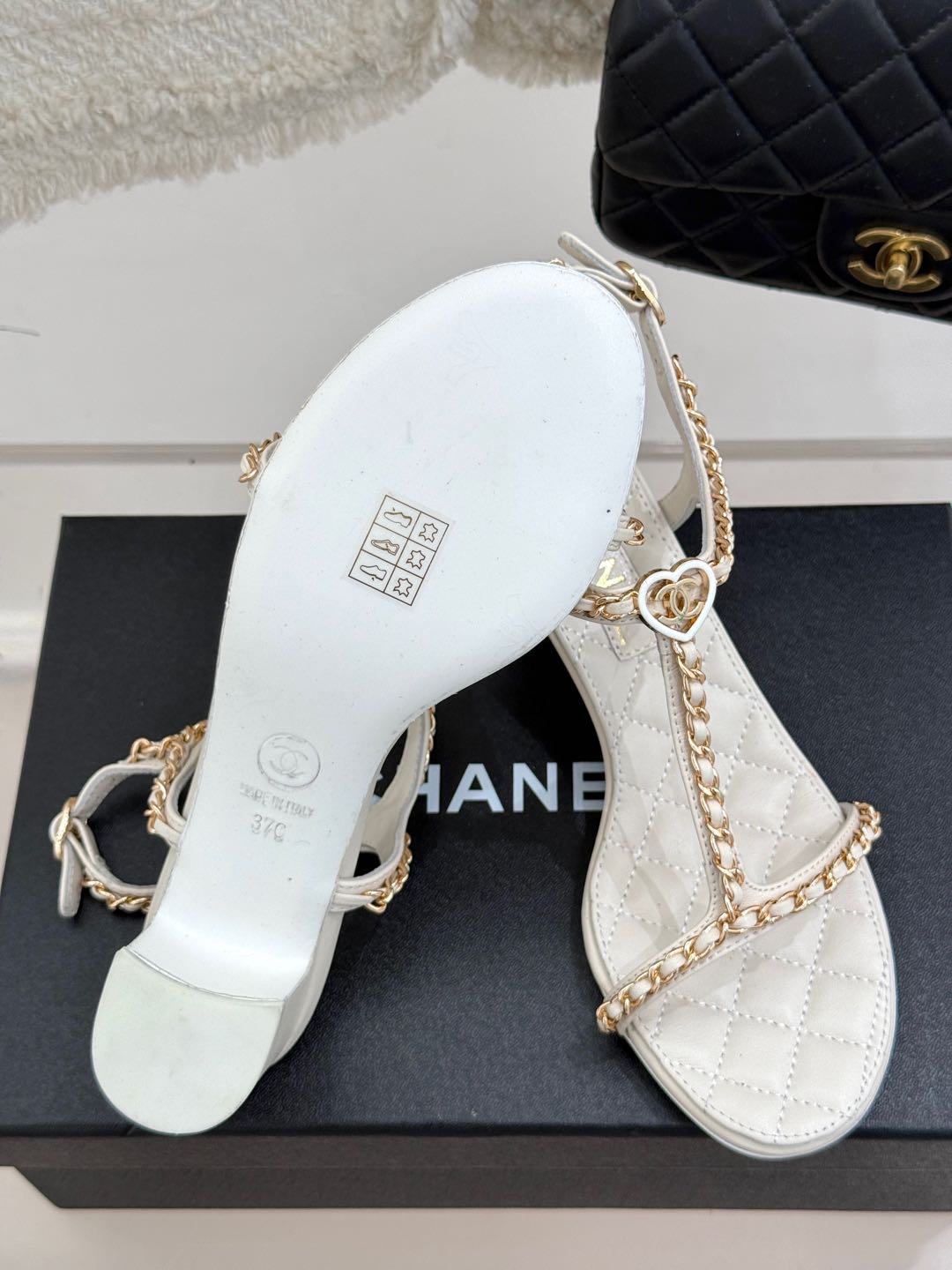 
CHANE*｜小香25C春夏新品
爱心双C链条鞋系列
链条凉拖今年的大爆款
香家中的颜值天花板！
上脚