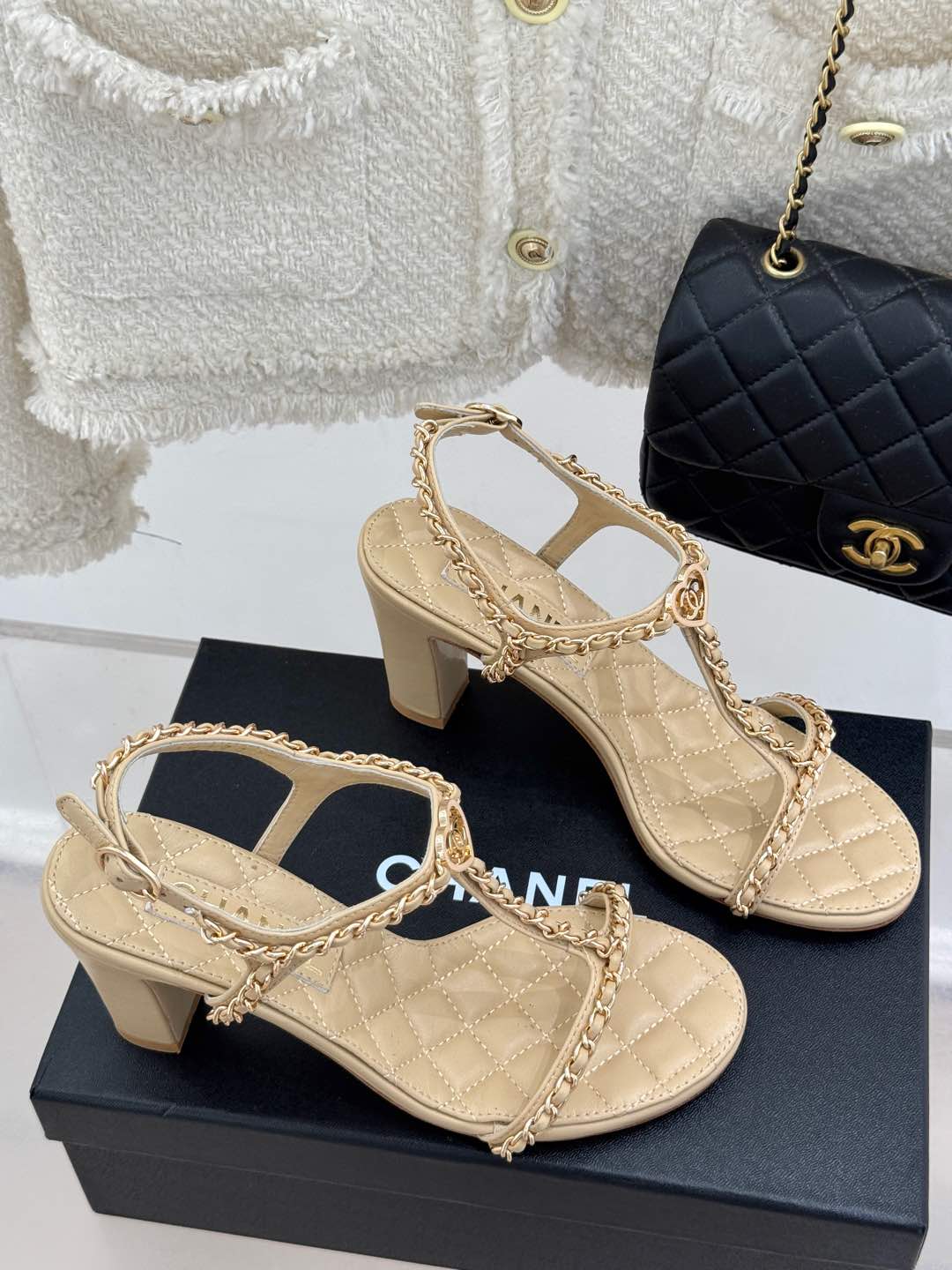 
CHANE*｜小香25C春夏新品
爱心双C链条鞋系列
链条凉拖今年的大爆款
香家中的颜值天花板！
上脚