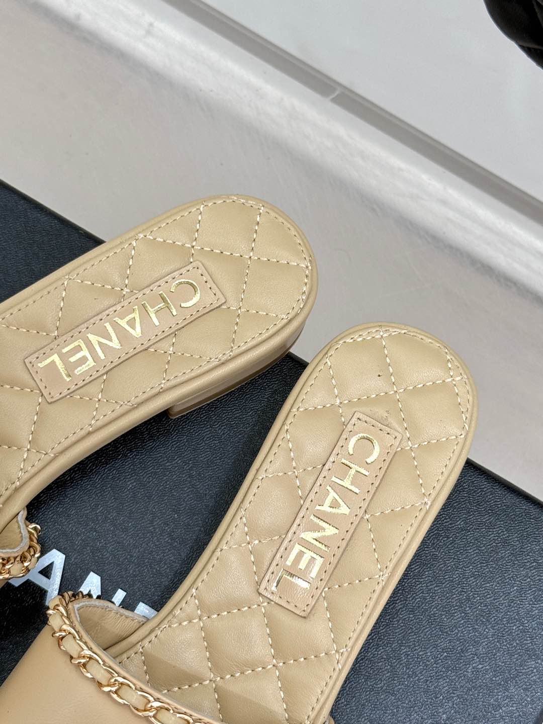 
CHANE*｜小香25C春夏新品
爱心双C链条鞋系列
链条凉拖今年的大爆款
香家中的颜值天花板！
上脚