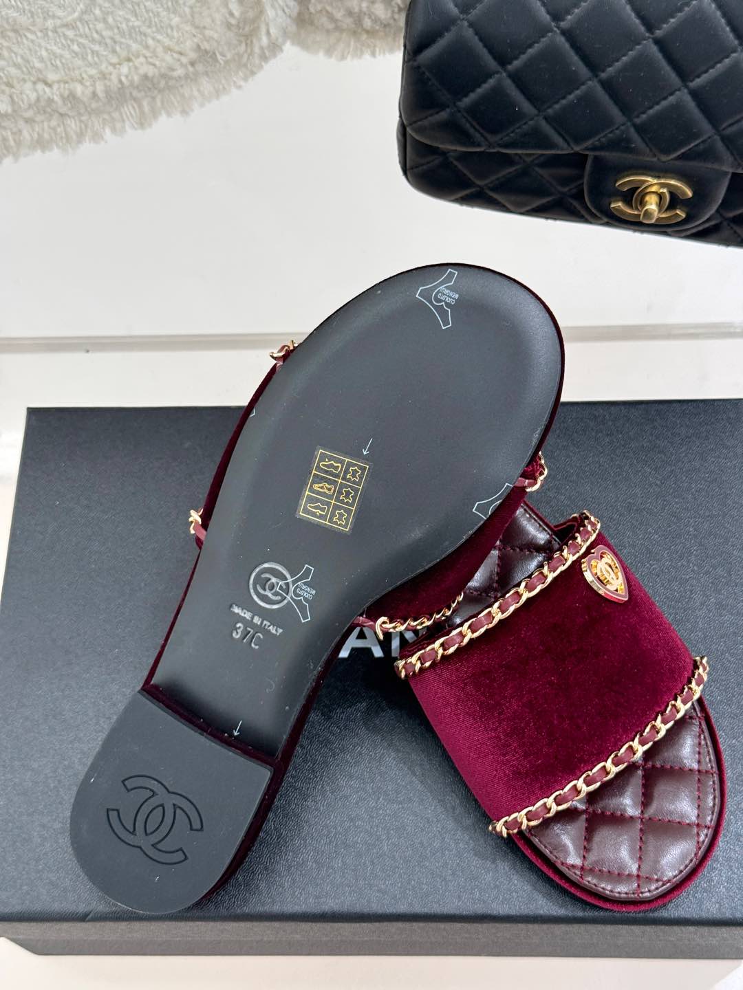 
CHANE*｜小香25C春夏新品
爱心双C链条鞋系列
链条凉拖今年的大爆款
香家中的颜值天花板！
上脚
