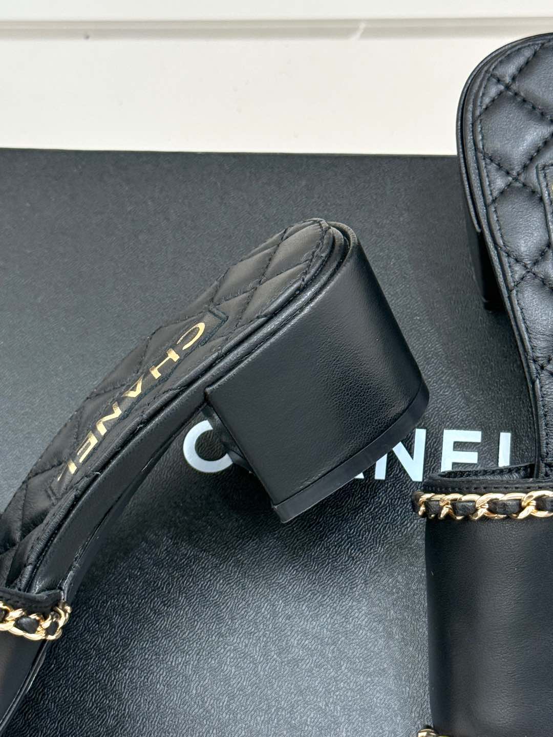 
CHANE*｜小香25C春夏新品
爱心双C链条鞋系列
链条凉拖今年的大爆款
香家中的颜值天花板！
上脚