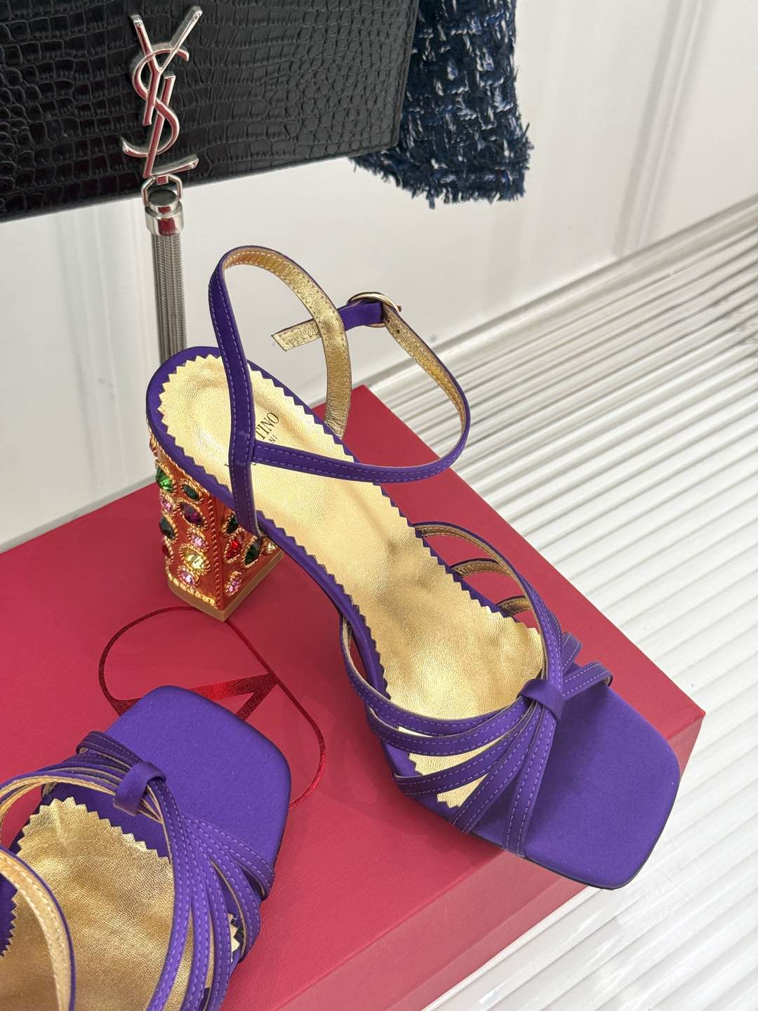 
Valentino/华伦天奴25ss新品
水晶跟高跟凉鞋❤
喜欢法式优雅的来Pick这双
会让你的夏日