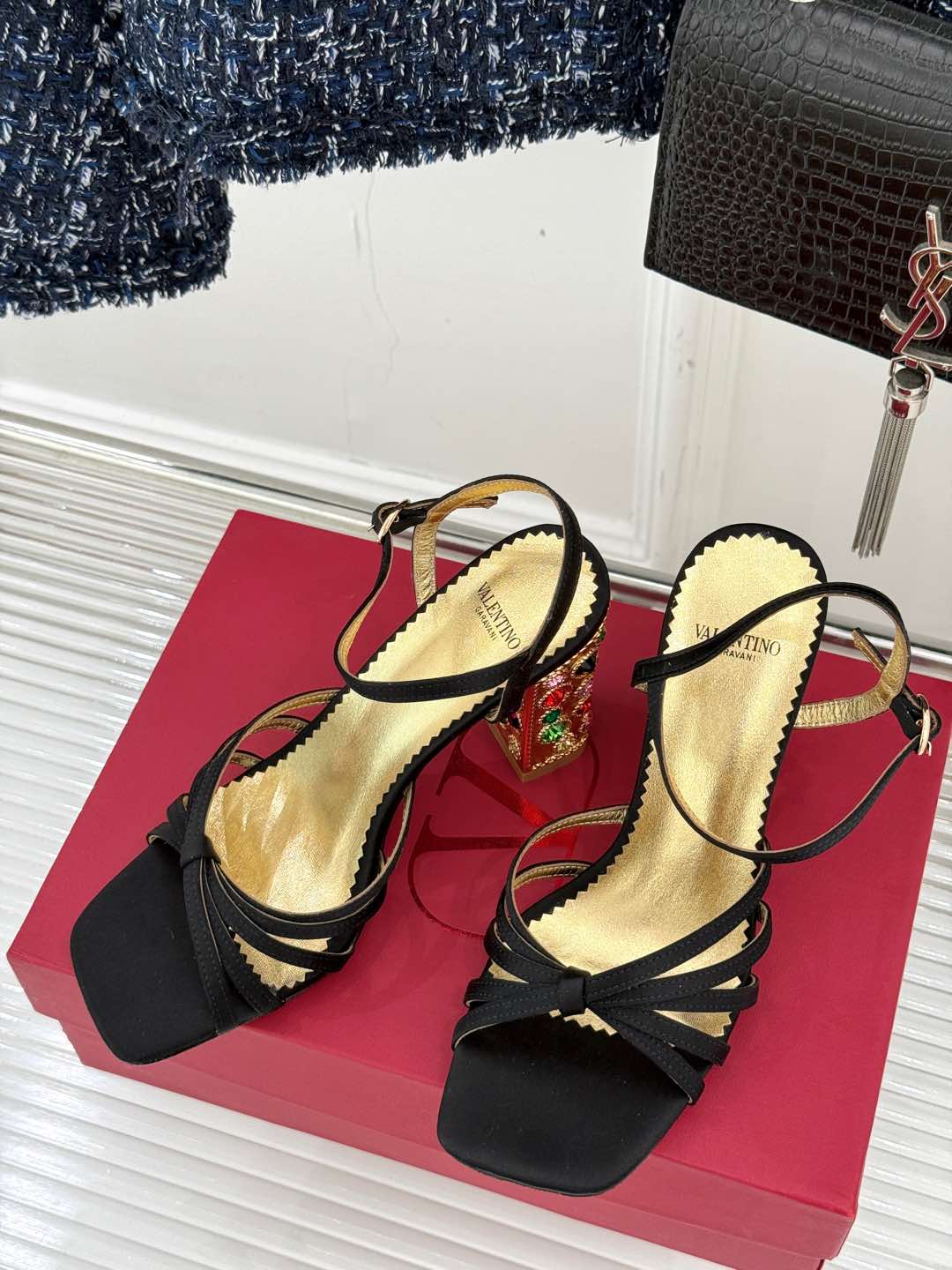 
Valentino/华伦天奴25ss新品
水晶跟高跟凉鞋❤
喜欢法式优雅的来Pick这双
会让你的夏日