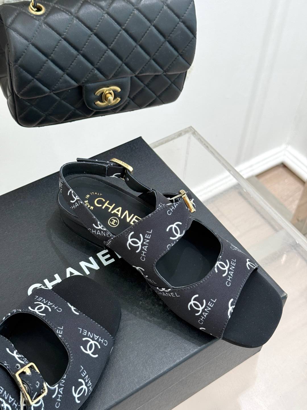 
CHANE*｜小香25c新品
双C印花粗跟凉鞋
鞋面采用小羊皮/印花布
内里垫脚均为羊皮
意大利进口真