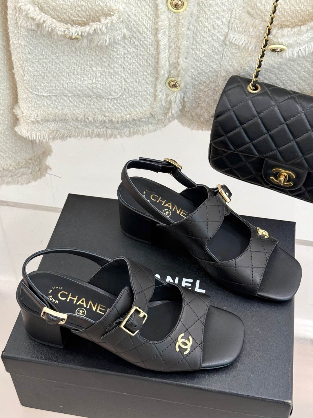 
CHANE*｜小香25c新品
双C印花粗跟凉鞋
鞋面采用小羊皮/印花布
内里垫脚均为羊皮
意大利进口真