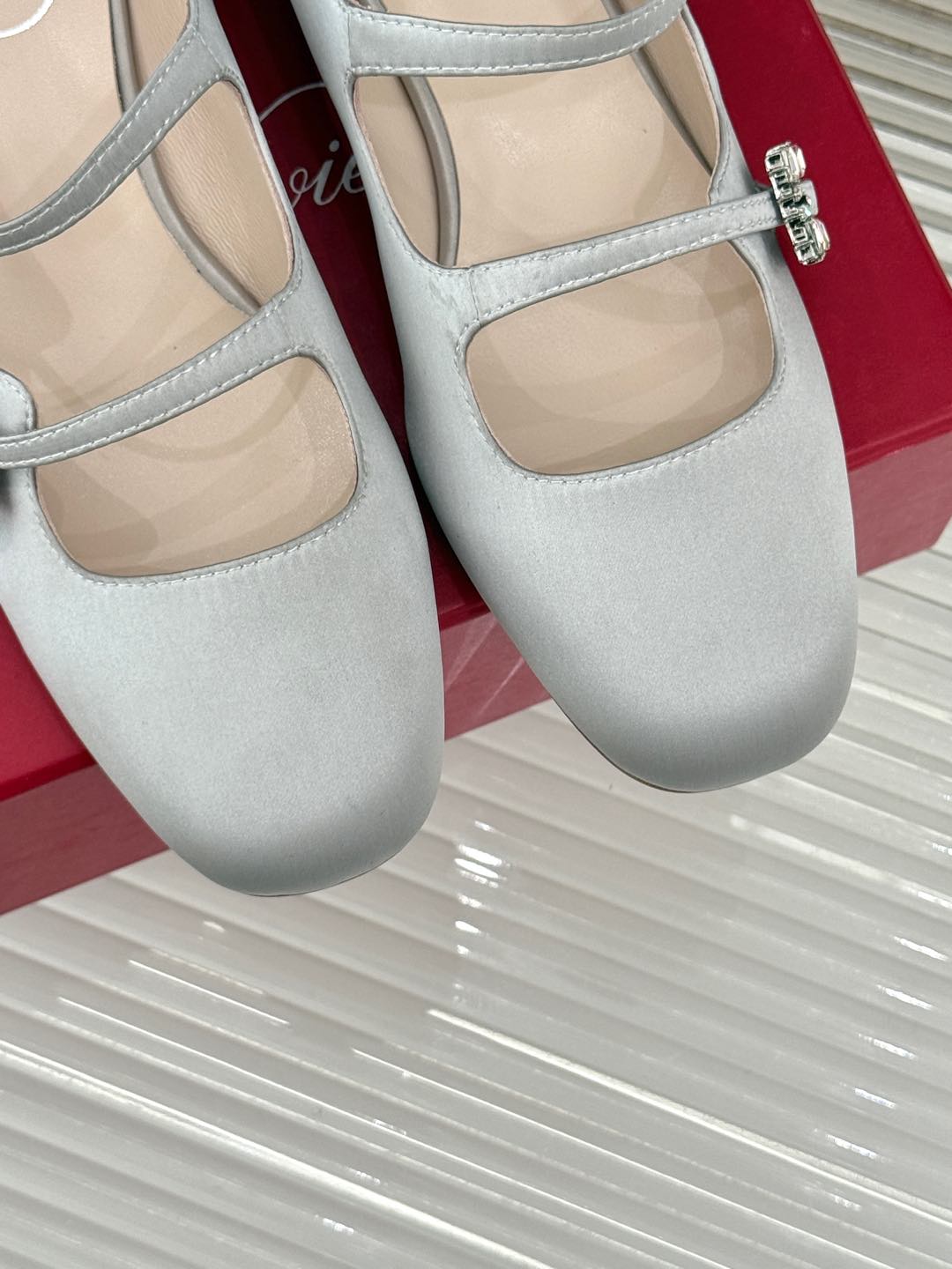 
Roger Vivier｜RV经典水钻方扣
玛丽珍鞋
精致璀璨水钻方扣搭配绸缎
上脚好美腻怎么能拒绝呢