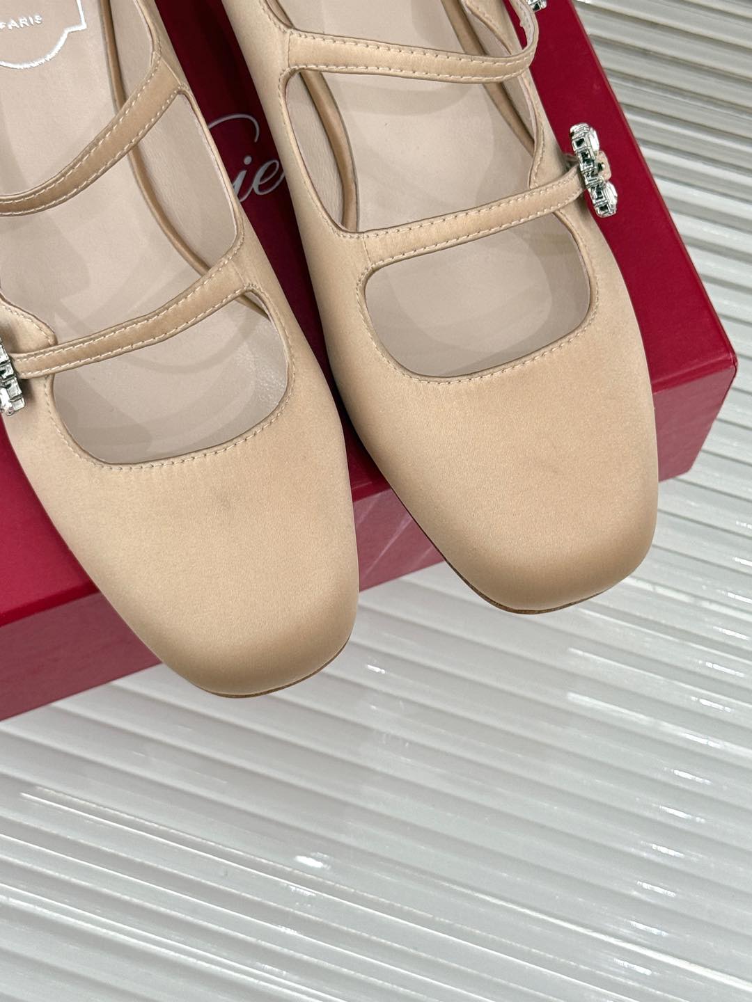 
Roger Vivier｜RV经典水钻方扣
玛丽珍鞋
精致璀璨水钻方扣搭配绸缎
上脚好美腻怎么能拒绝呢