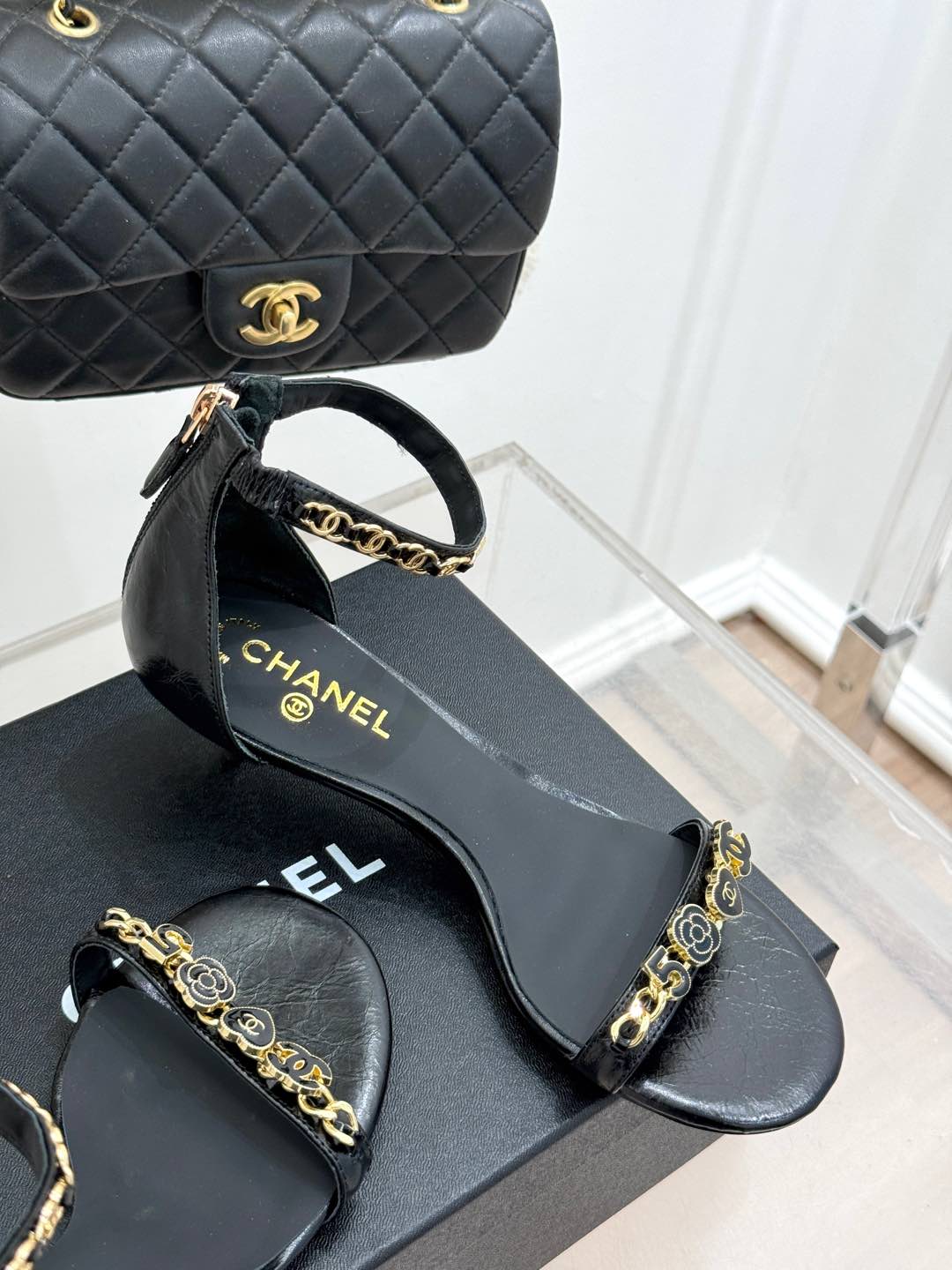 
CHANE*｜小香25C早春新品双C五金链条高跟凉鞋
香家的这款系列真的太美了
真的把女人的优雅知性气