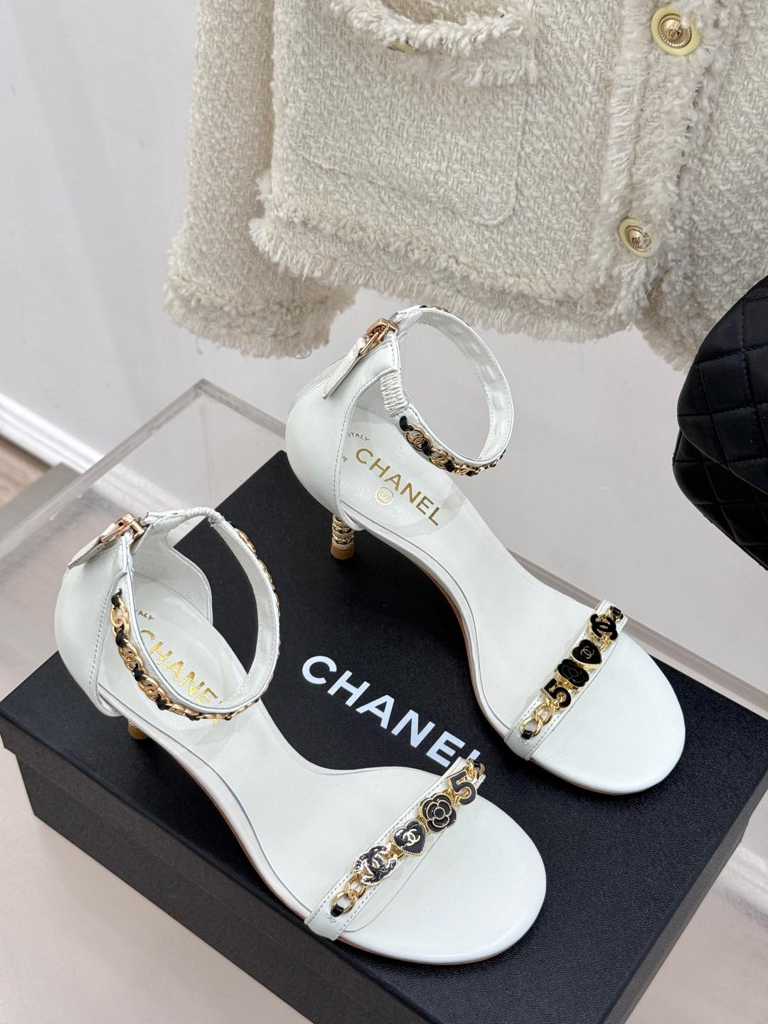 
CHANE*｜小香25C早春新品双C五金链条高跟凉鞋
香家的这款系列真的太美了
真的把女人的优雅知性气