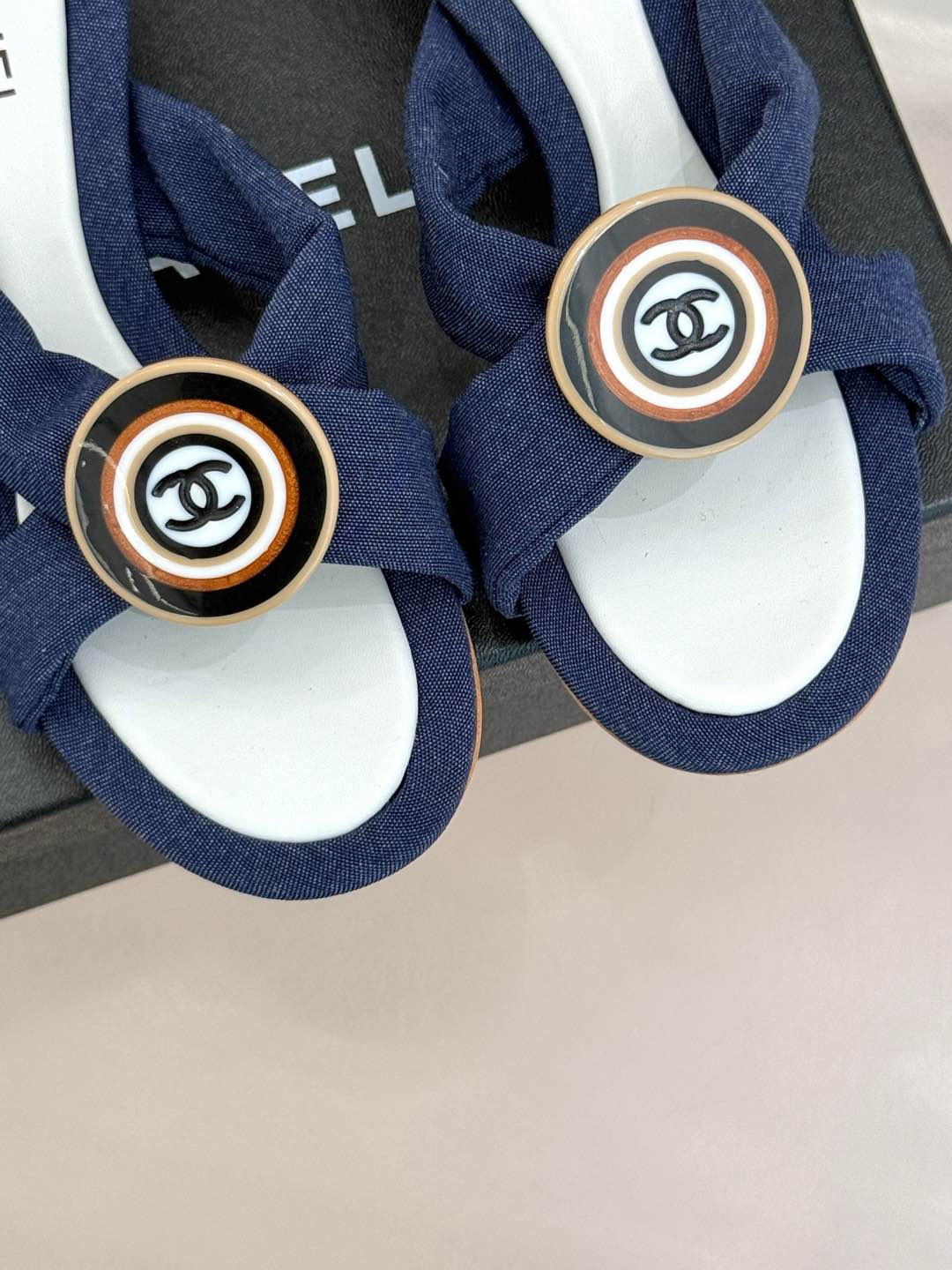 
CHANE*｜小香25C早春新品双C大圆扣高跟交叉拖鞋
香家的这款中古系列真的太美了
真的把女人的优雅