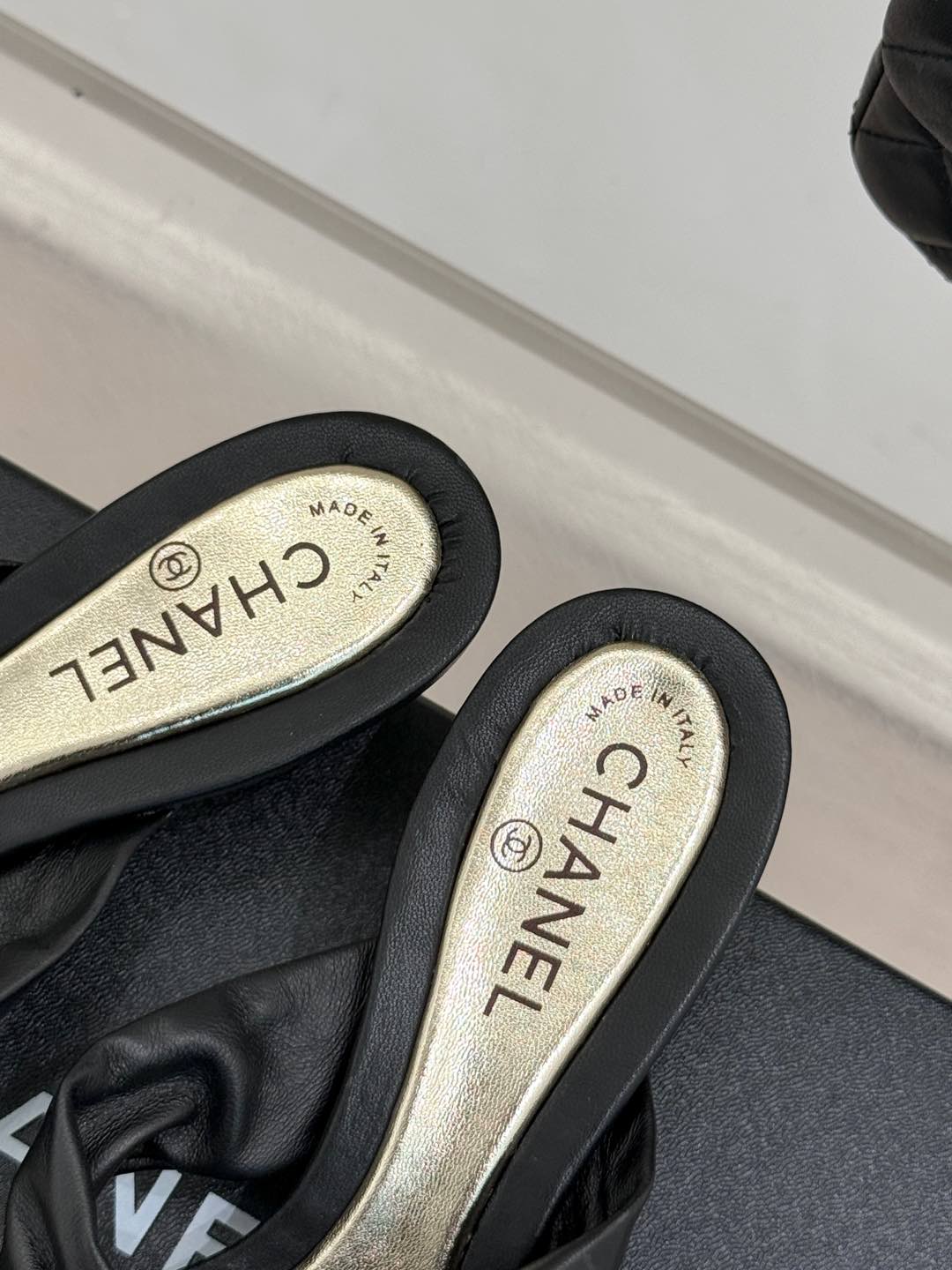 
CHANE*｜小香25C早春新品双C大圆扣高跟交叉拖鞋
香家的这款中古系列真的太美了
真的把女人的优雅