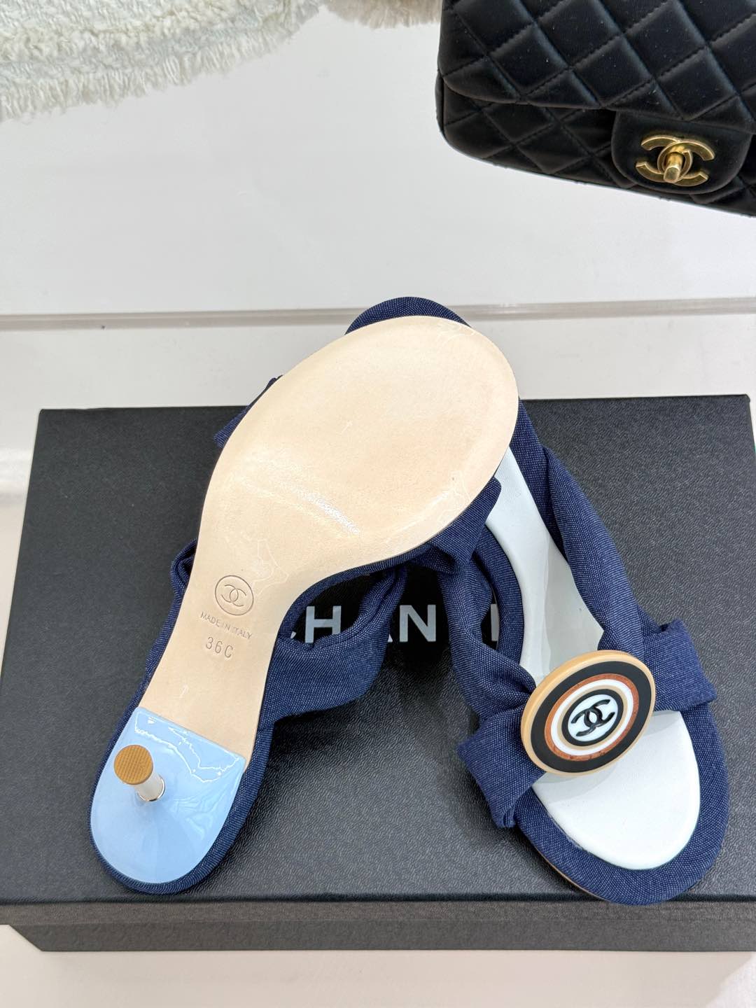 
CHANE*｜小香25C早春新品双C大圆扣高跟交叉拖鞋
香家的这款中古系列真的太美了
真的把女人的优雅