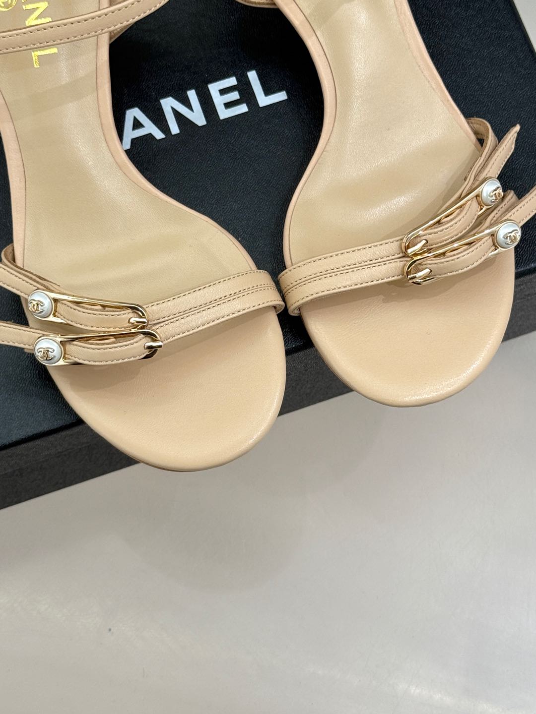 
CHANE*｜小香25C早春新品双C扣高跟凉鞋
香家的这款系列真的太美了
真的把女人的优雅知性气质表现