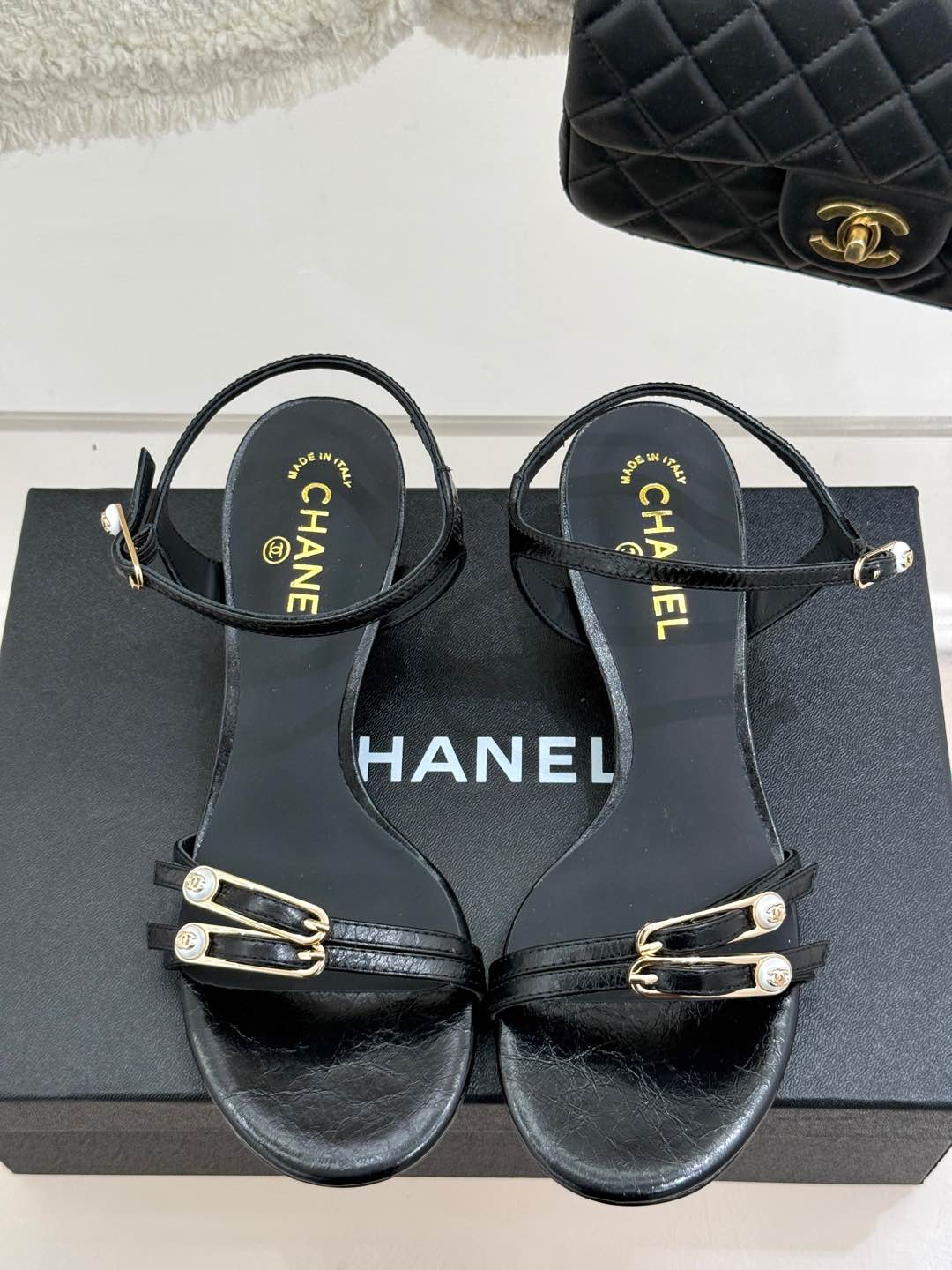 
CHANE*｜小香25C早春新品双C扣高跟凉鞋
香家的这款系列真的太美了
真的把女人的优雅知性气质表现