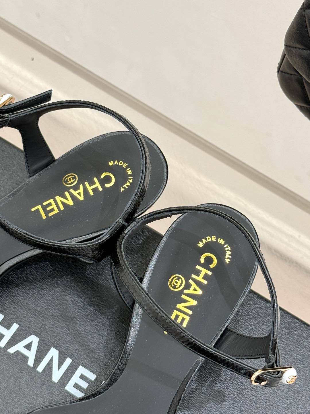 
CHANE*｜小香25C早春新品双C扣高跟凉鞋
香家的这款系列真的太美了
真的把女人的优雅知性气质表现