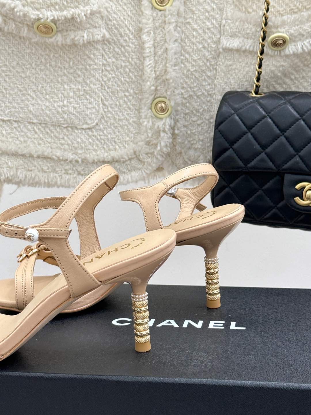
CHANE*｜小香25C早春新品双C扣高跟凉鞋
香家的这款系列真的太美了
真的把女人的优雅知性气质表现