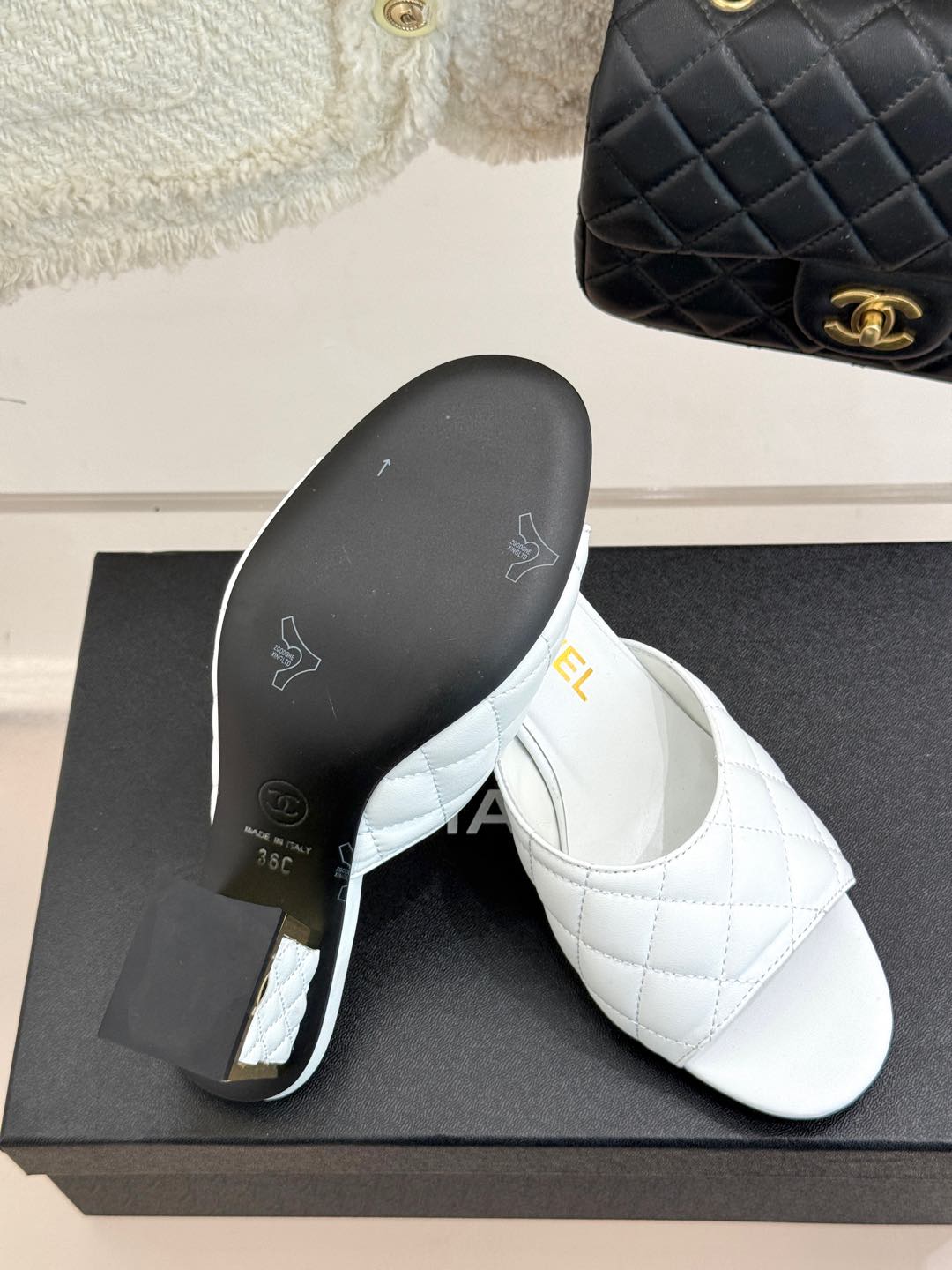 
CHANE*｜小香早春新品
菱格一字带高跟拖鞋
简约精致  高级感拉满
面料采用进口小羊皮
内里垫脚均