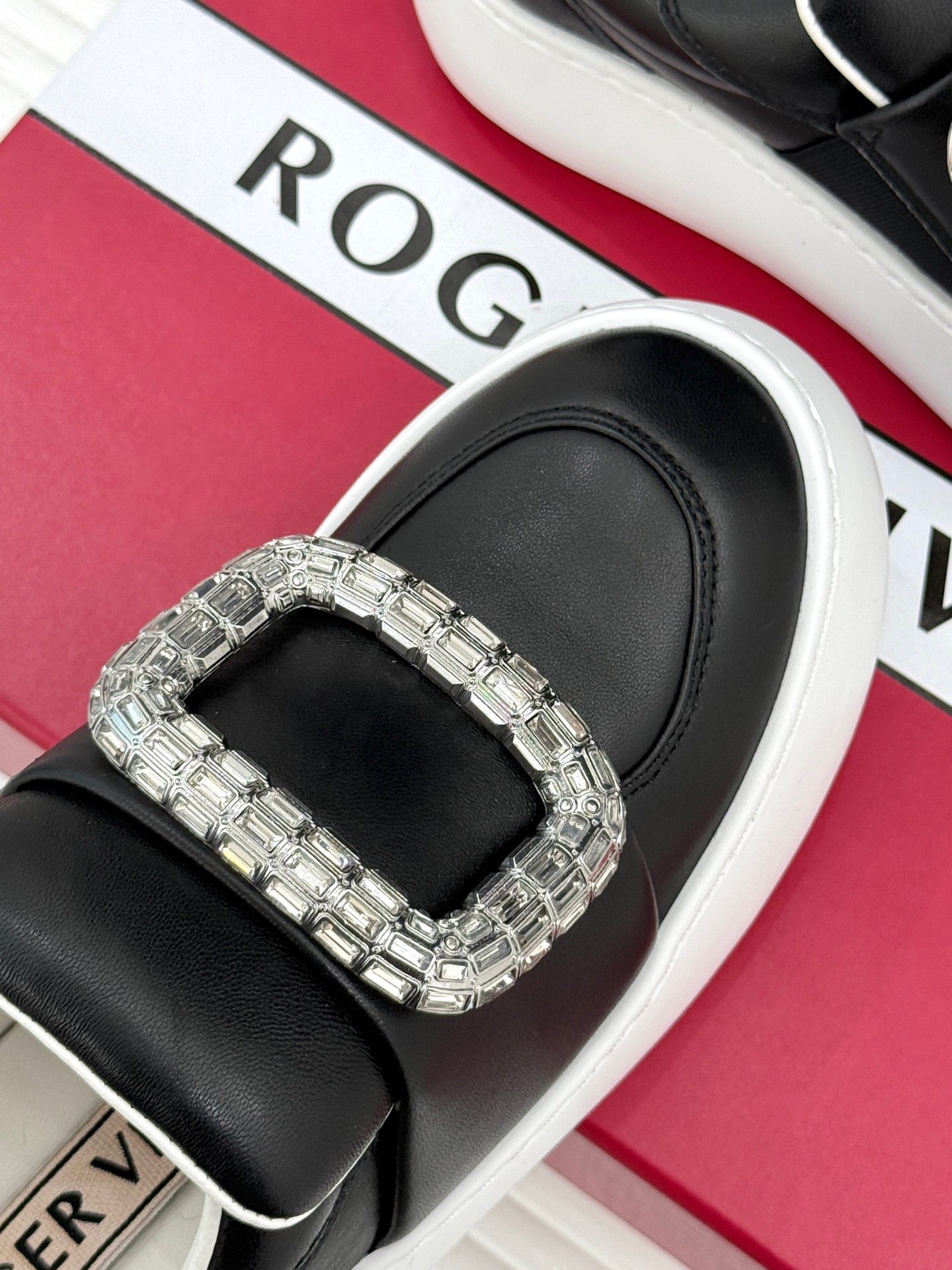 
Roger vivier | RV钻扣厚底
胖丁小白鞋
像面包一样软的小白鞋
5厘米的高度更显挺拔身姿