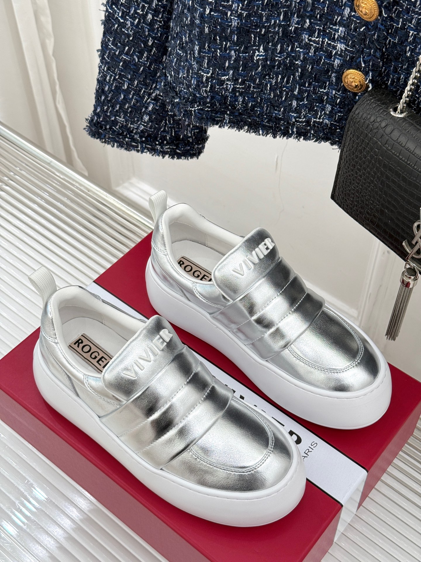 
Roger vivier | RV厚底胖丁小白鞋
像面包一样软的小白鞋
5厘米的高度更显挺拔身姿
上脚