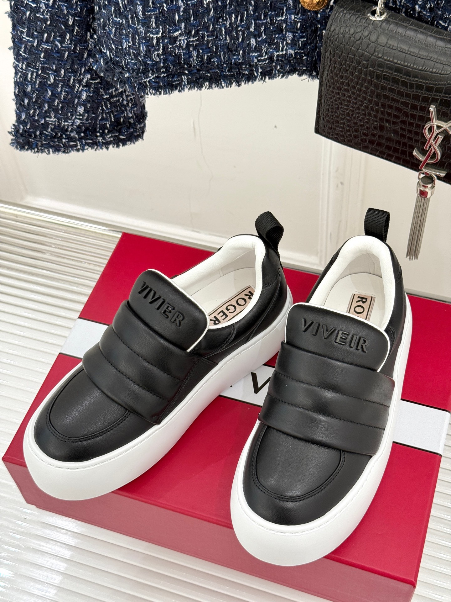 
Roger vivier | RV厚底胖丁小白鞋
像面包一样软的小白鞋
5厘米的高度更显挺拔身姿
上脚