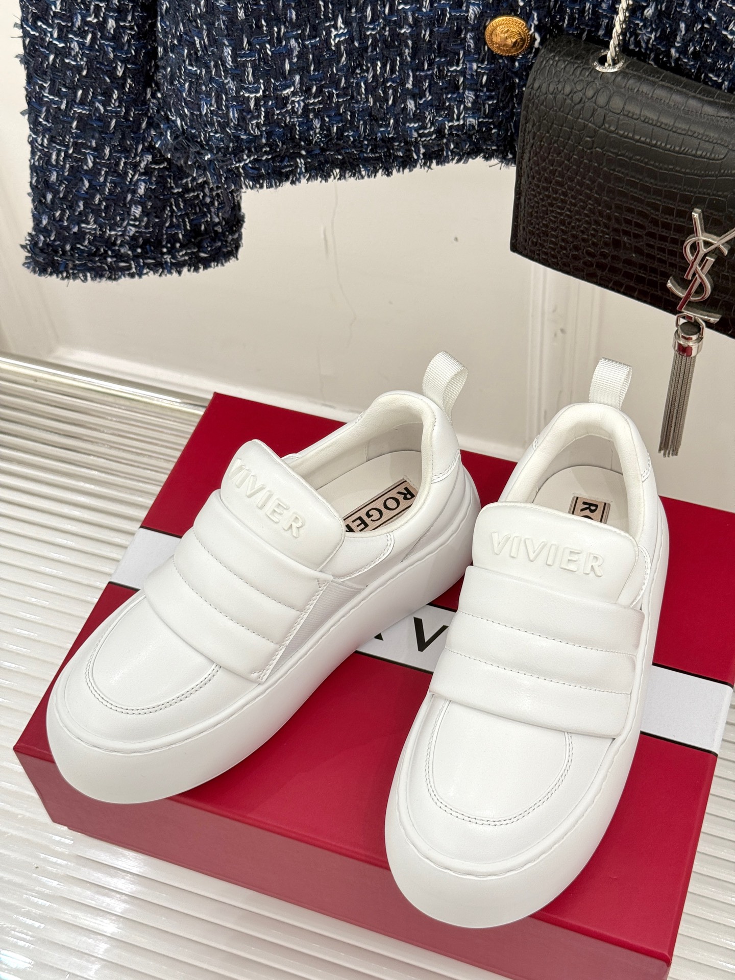 
Roger vivier | RV厚底胖丁小白鞋
像面包一样软的小白鞋
5厘米的高度更显挺拔身姿
上脚