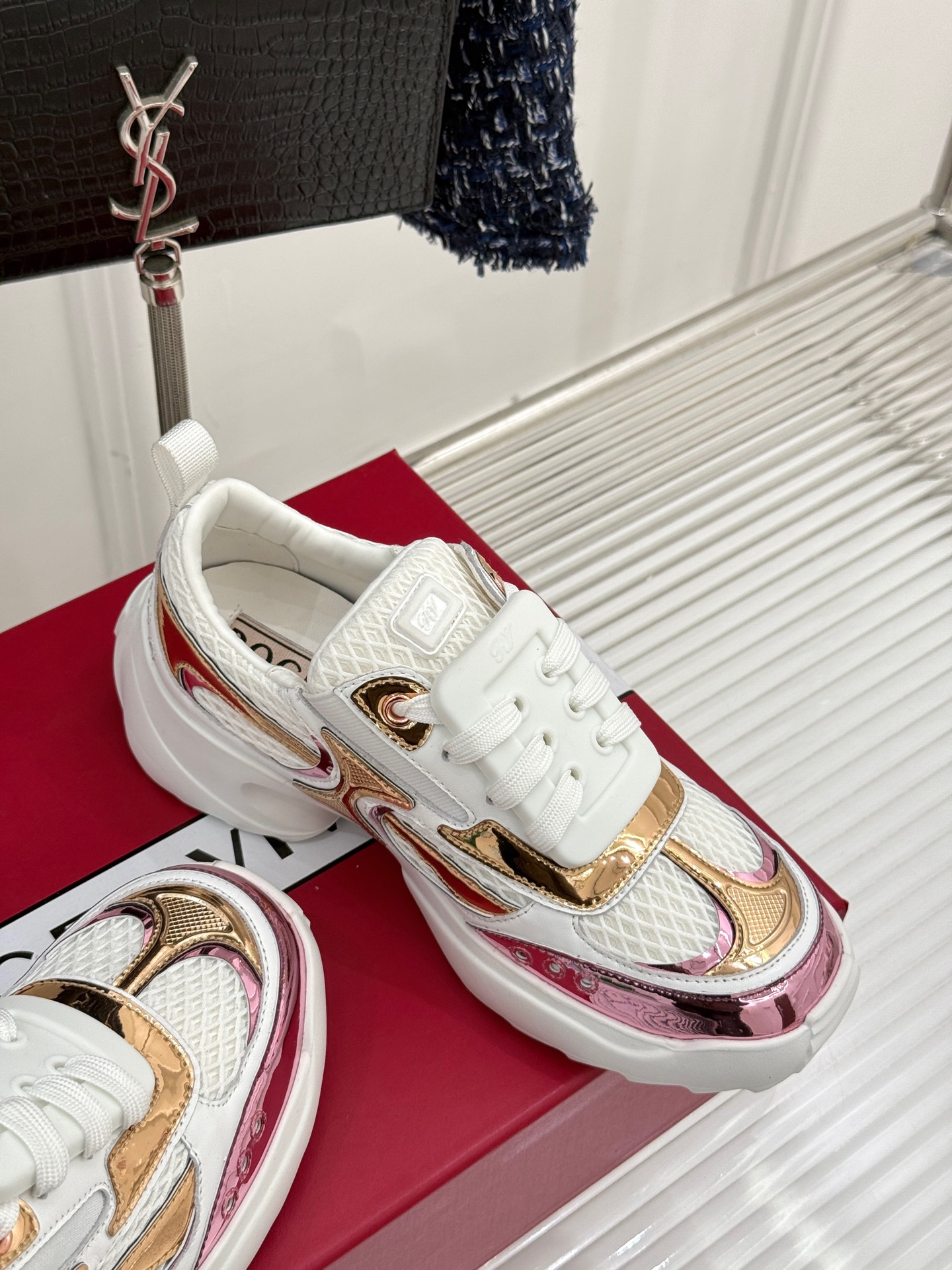 
Roger vivier | RV钻扣厚底休闲运动鞋
一款超经典的超美的休闲鞋
脚感宛如踩在云朵般轻巧