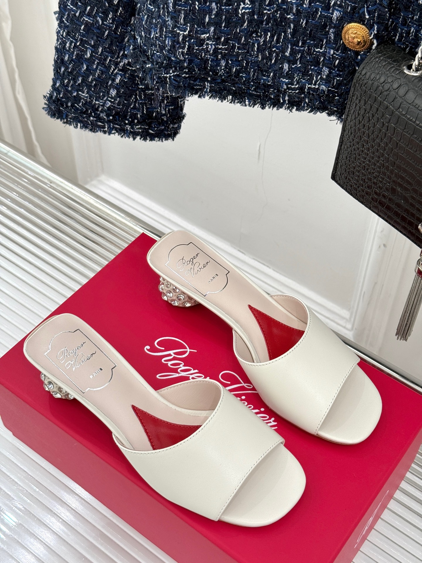 
Roger Vivier｜RV25S春夏
新品水晶跟拖鞋
喜欢法式优雅的来Pick这双
会让你的夏日穿