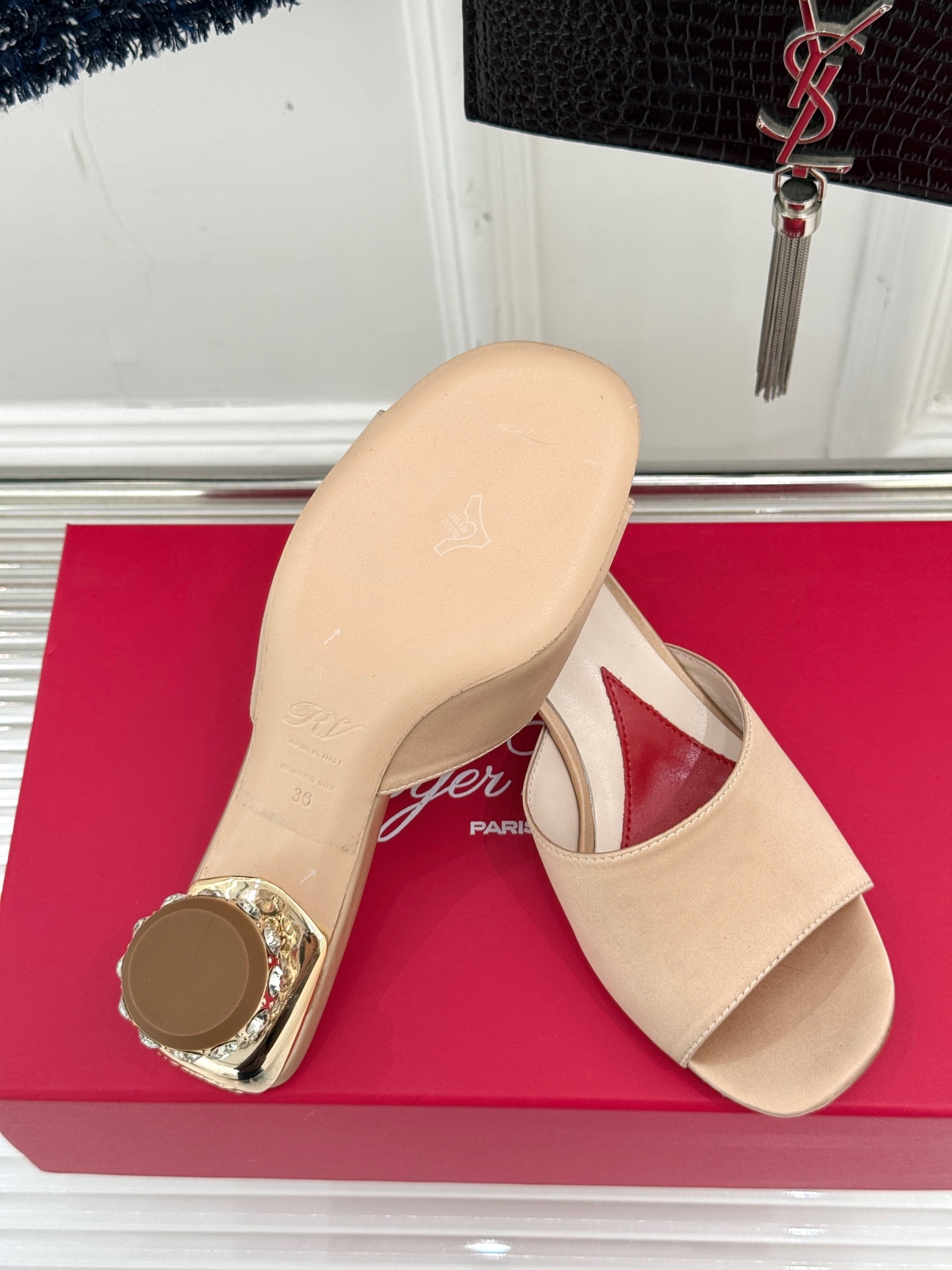 
Roger Vivier｜RV25S春夏
新品水晶跟拖鞋
喜欢法式优雅的来Pick这双
会让你的夏日穿