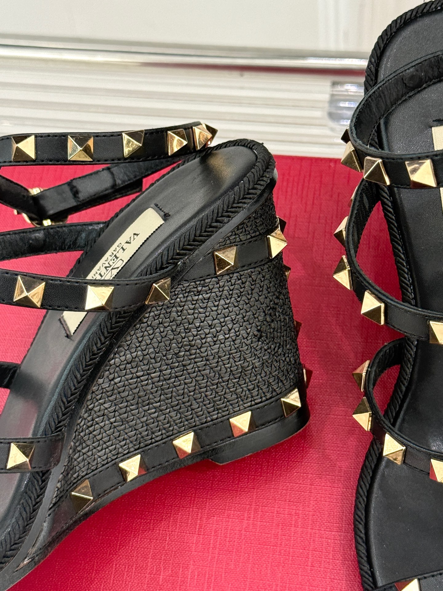 
Valentin｜华伦天伦25ss春夏新品	
铆钉坡跟凉鞋	
强烈推荐气质十足的女王范	
最优雅的欧美