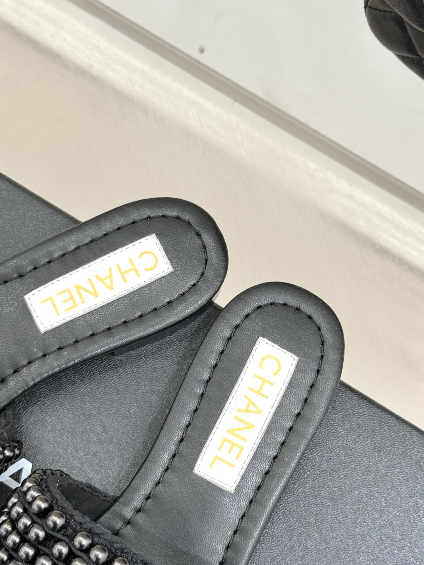 
CHANE*｜小香中古25C春夏新品
珍珠双C一字带平底拖鞋
好仙❗被这双珍珠拖鞋的美貌折服了
上脚就