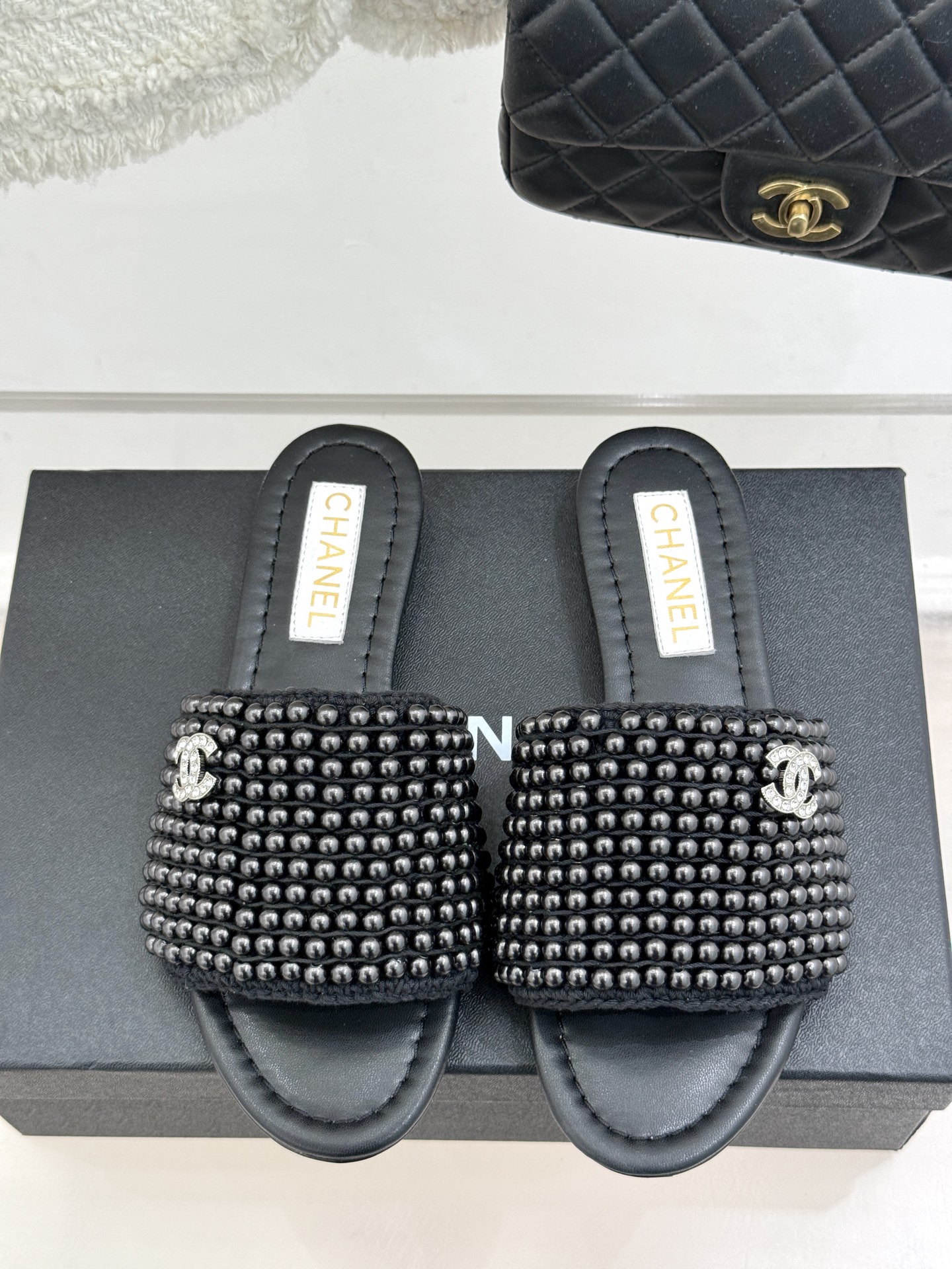 
CHANE*｜小香中古25C春夏新品
珍珠双C一字带平底拖鞋
好仙❗被这双珍珠拖鞋的美貌折服了
上脚就