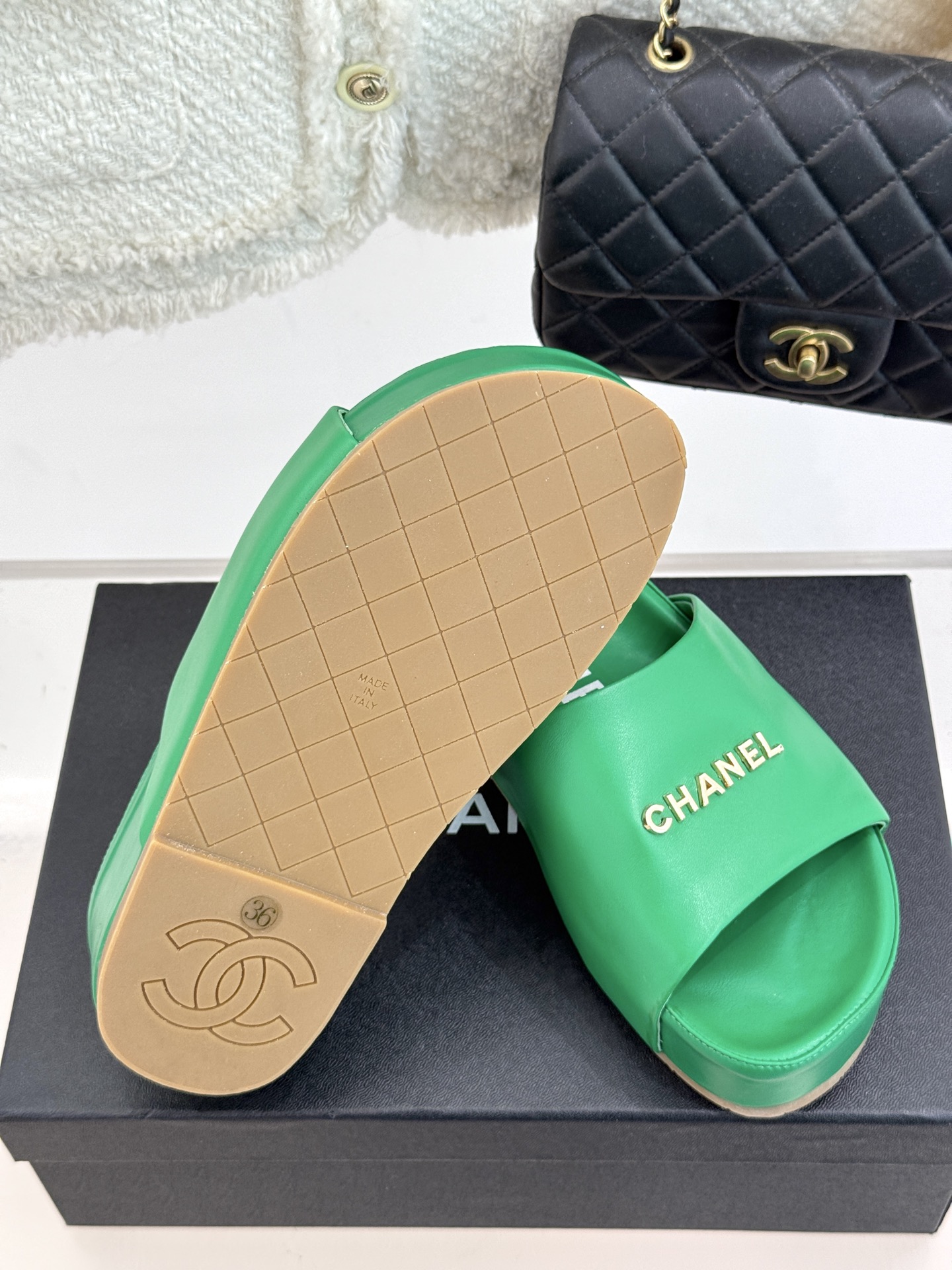 
CHANE*｜小香25C春夏新品
厚底字母懒人拖鞋
夏天必须人手一双 
经典小字母设计  
上脚就是洋