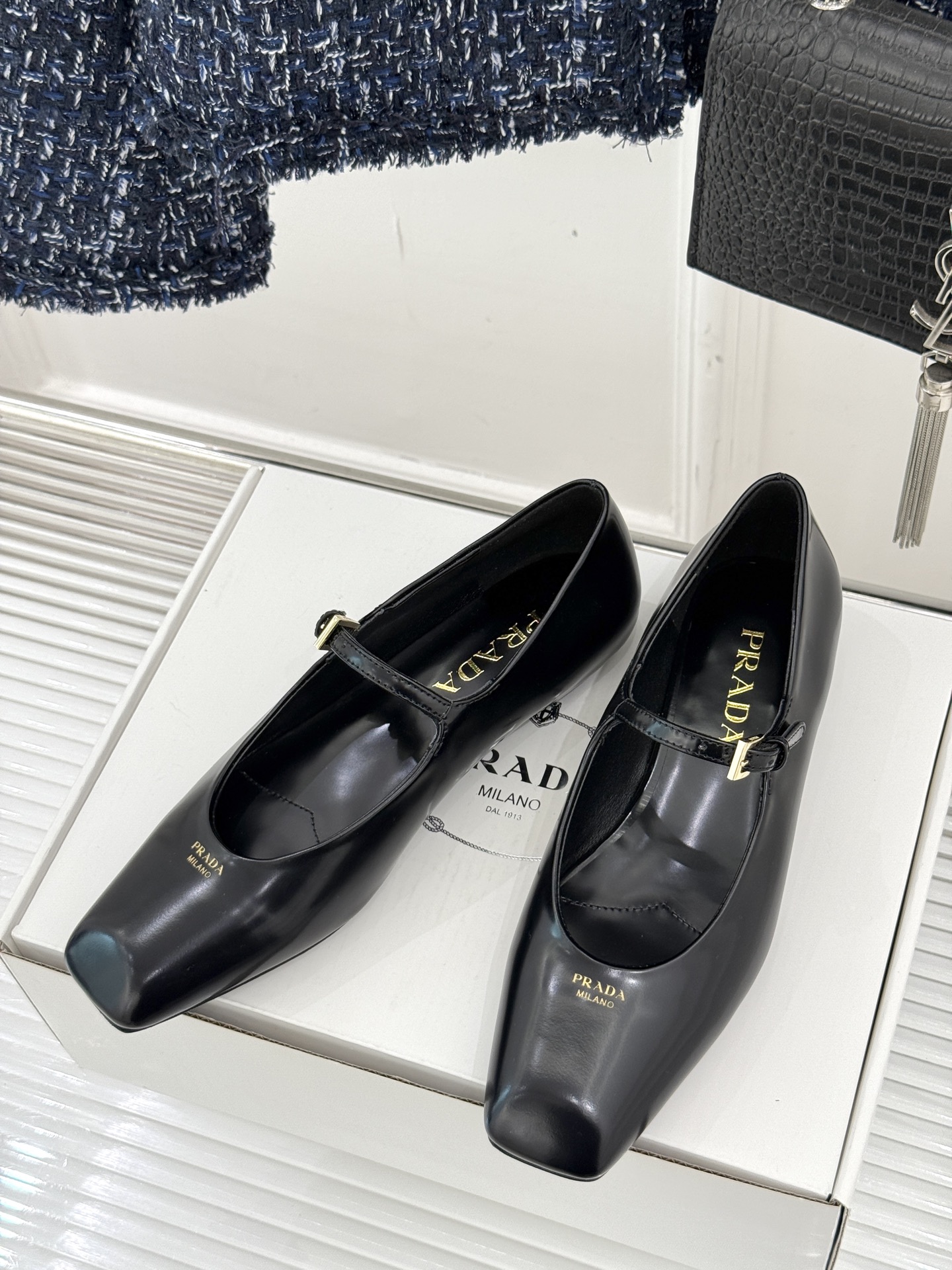 
prada/普拉达25ss新品
字母猪鼻子玛丽珍鞋
简约主义风格 简单高级
字母logo点缀  轻松g