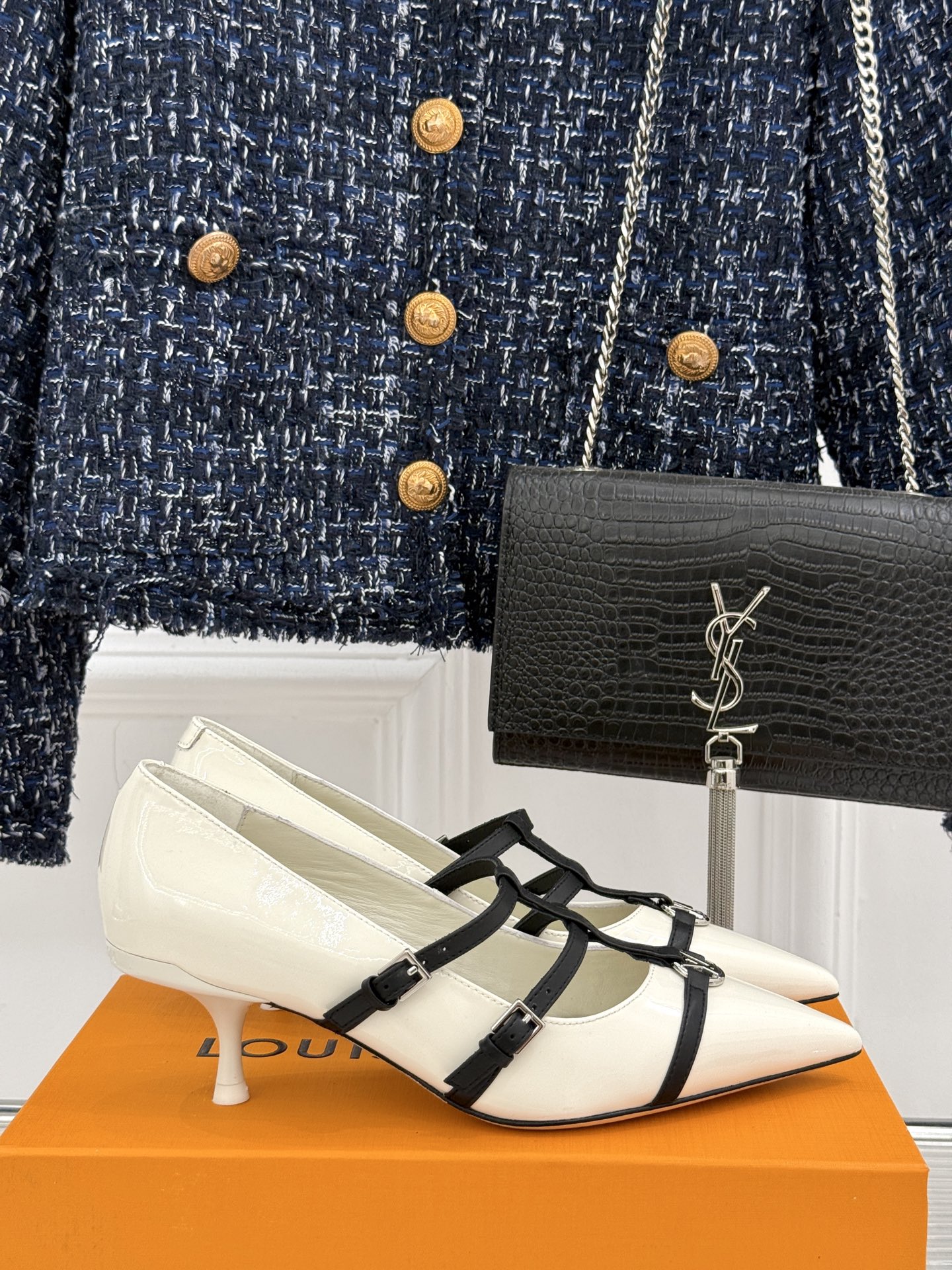 NO:237161,Flat sole high heels L*V donkey brand 25S hot high heels pointed toe Mary Jane single shoes The upper is made of original custom leather, the inner foot pads are all lambskin imported Italian cowhide outsole size 35-39 (customized by 40/41/42), single shoes, louis vuitton,mary jane,cowhide,sheepskin19860909平底 高跟 L*V驴牌25S爆款高跟 尖头玛丽珍单鞋 鞋面采用原版定制皮料 内里垫脚均为小羊皮 意大利进口牛皮大底 码数35-39（40/41/42定制）,单鞋,louis vuitton,mary jane,cowhide,sheepskin,Women's Shoes