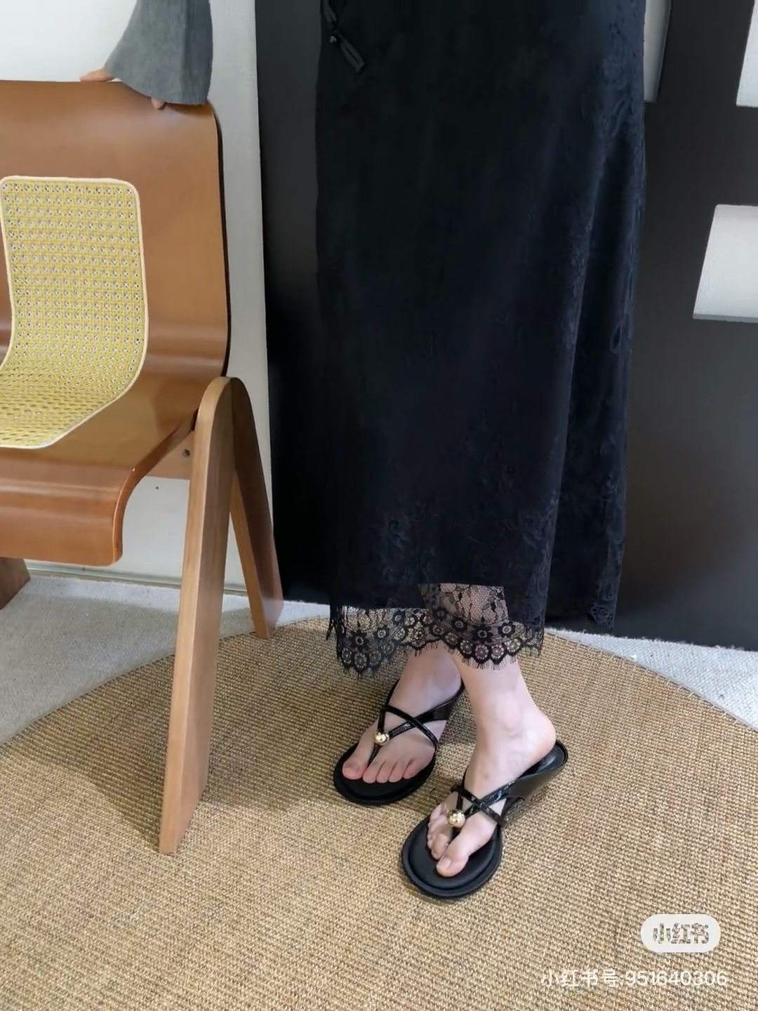 NO:237133,Foot-up demonstration picture, toe-split shoes19860909上脚示范图,分趾鞋,Women's Shoes