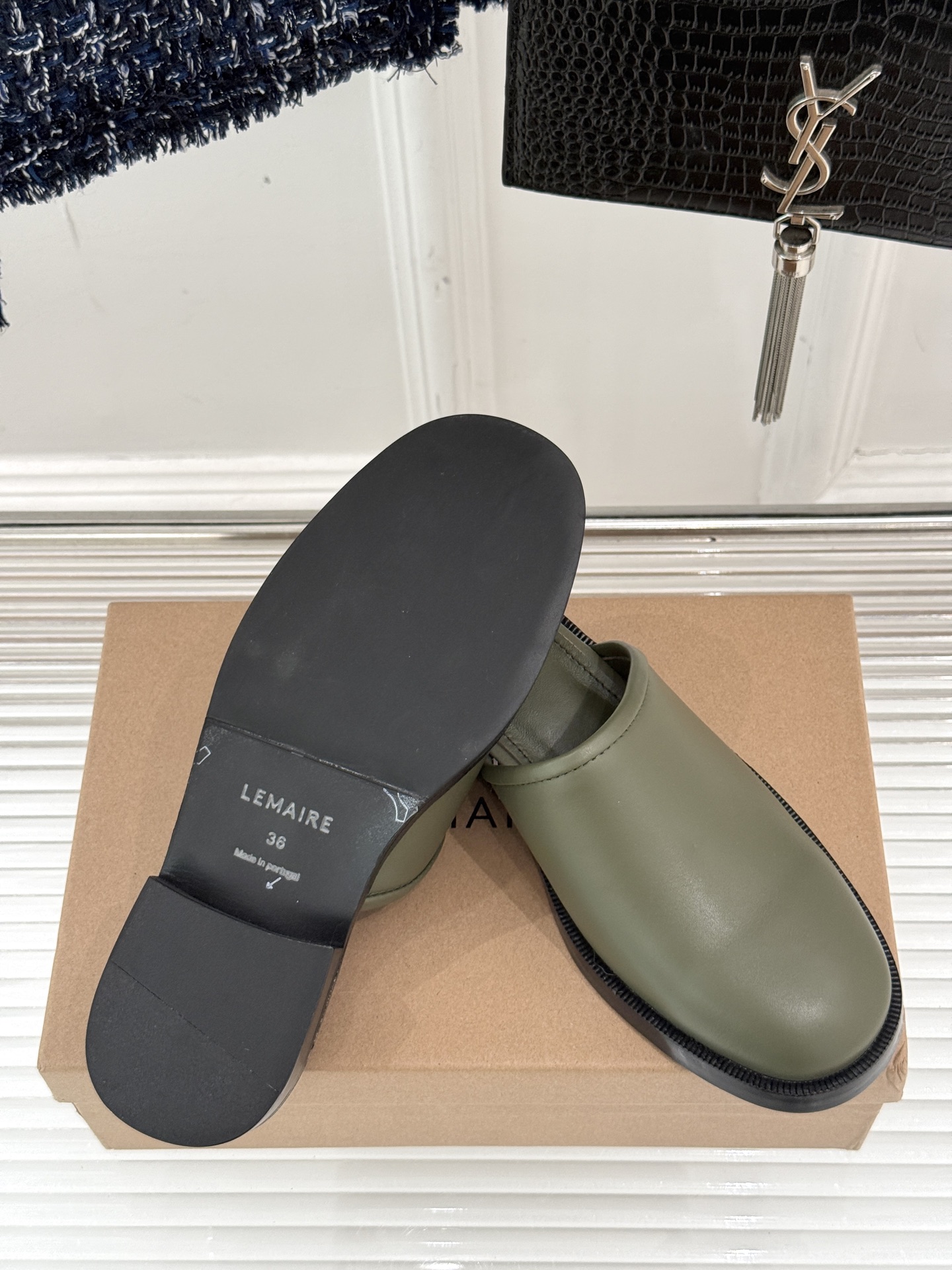 
Lemaire 25ss春夏新品半拖
夏天最值得入手的简约单品❗
️自带高级气场的拖鞋
也非常容易驾驭