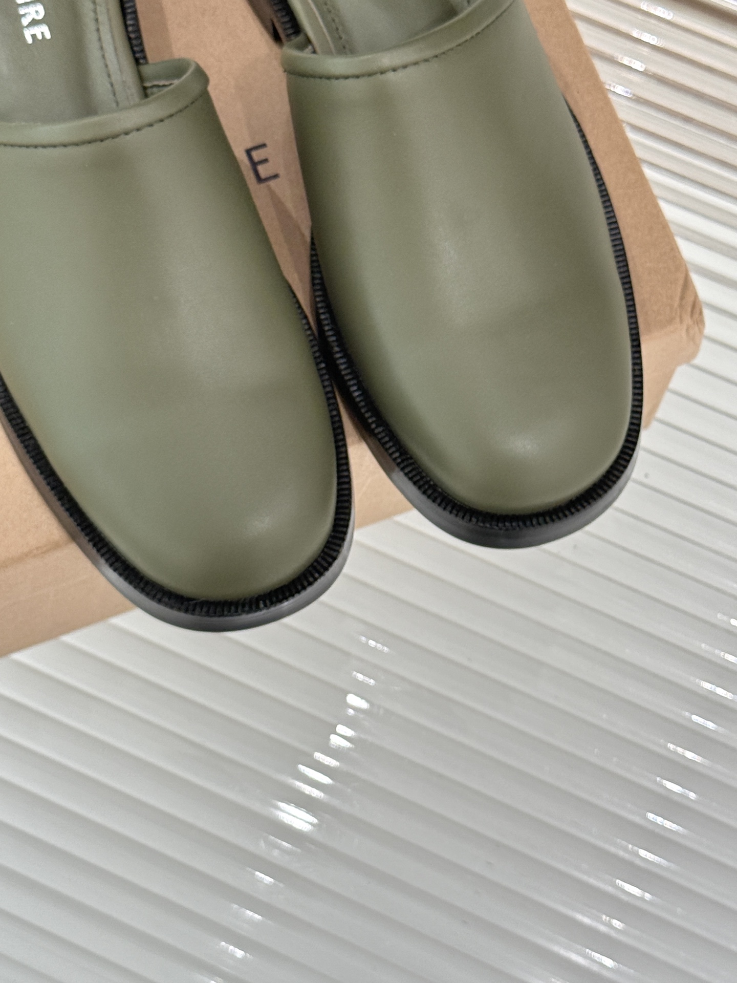 
Lemaire 25ss春夏新品半拖
夏天最值得入手的简约单品❗
️自带高级气场的拖鞋
也非常容易驾驭