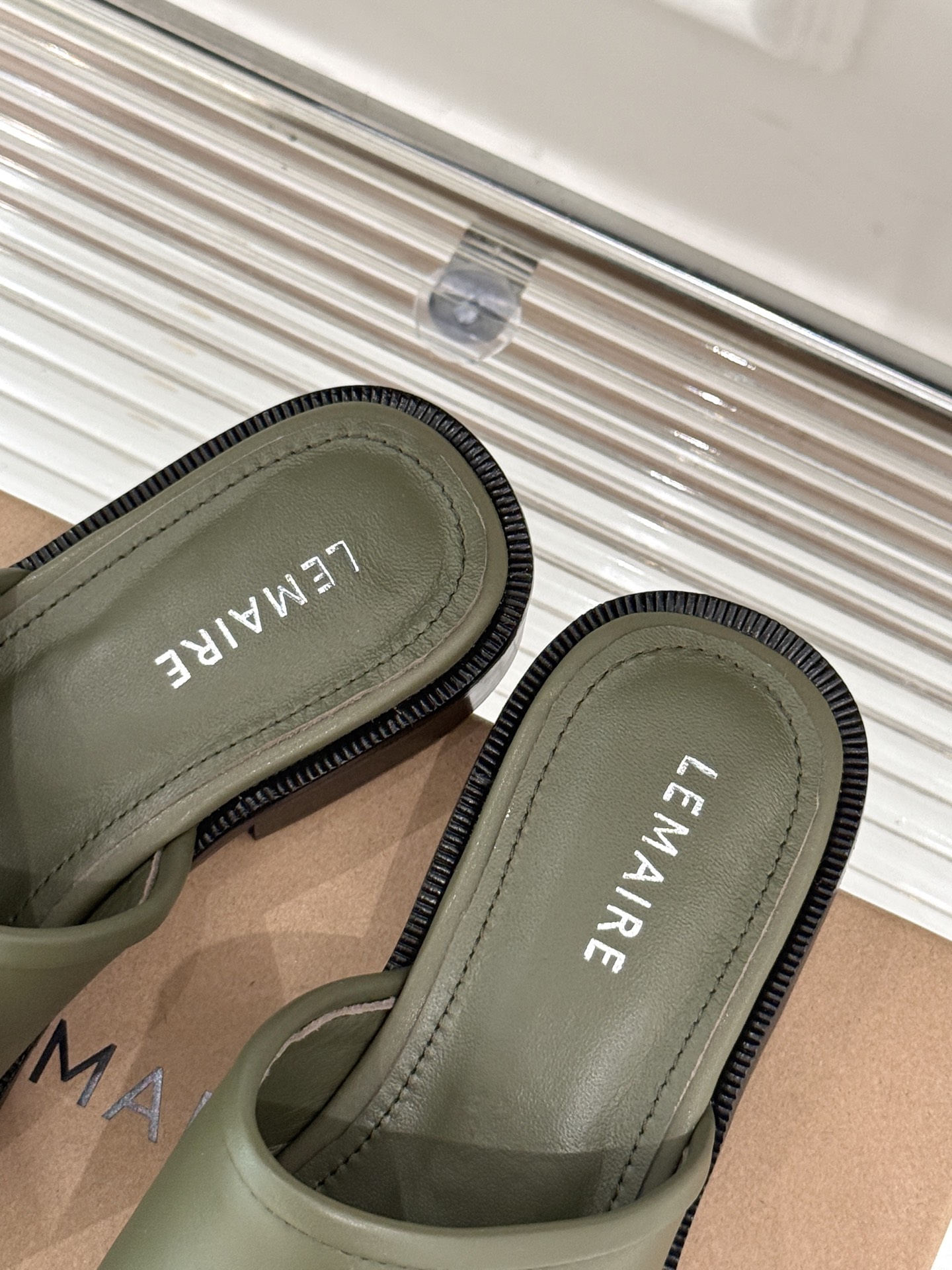 
Lemaire 25ss春夏新品半拖
夏天最值得入手的简约单品❗
️自带高级气场的拖鞋
也非常容易驾驭