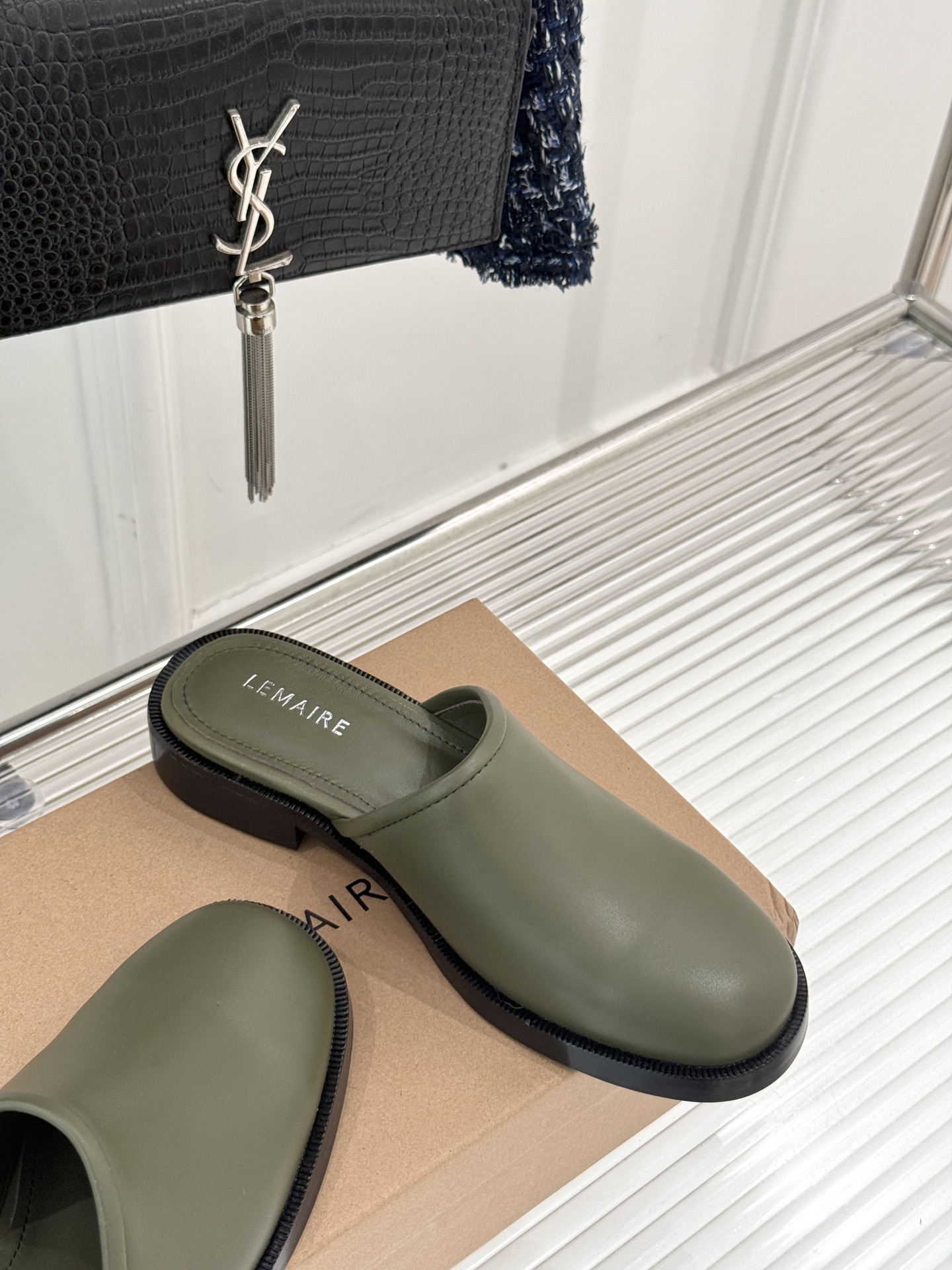 
Lemaire 25ss春夏新品半拖
夏天最值得入手的简约单品❗
️自带高级气场的拖鞋
也非常容易驾驭
