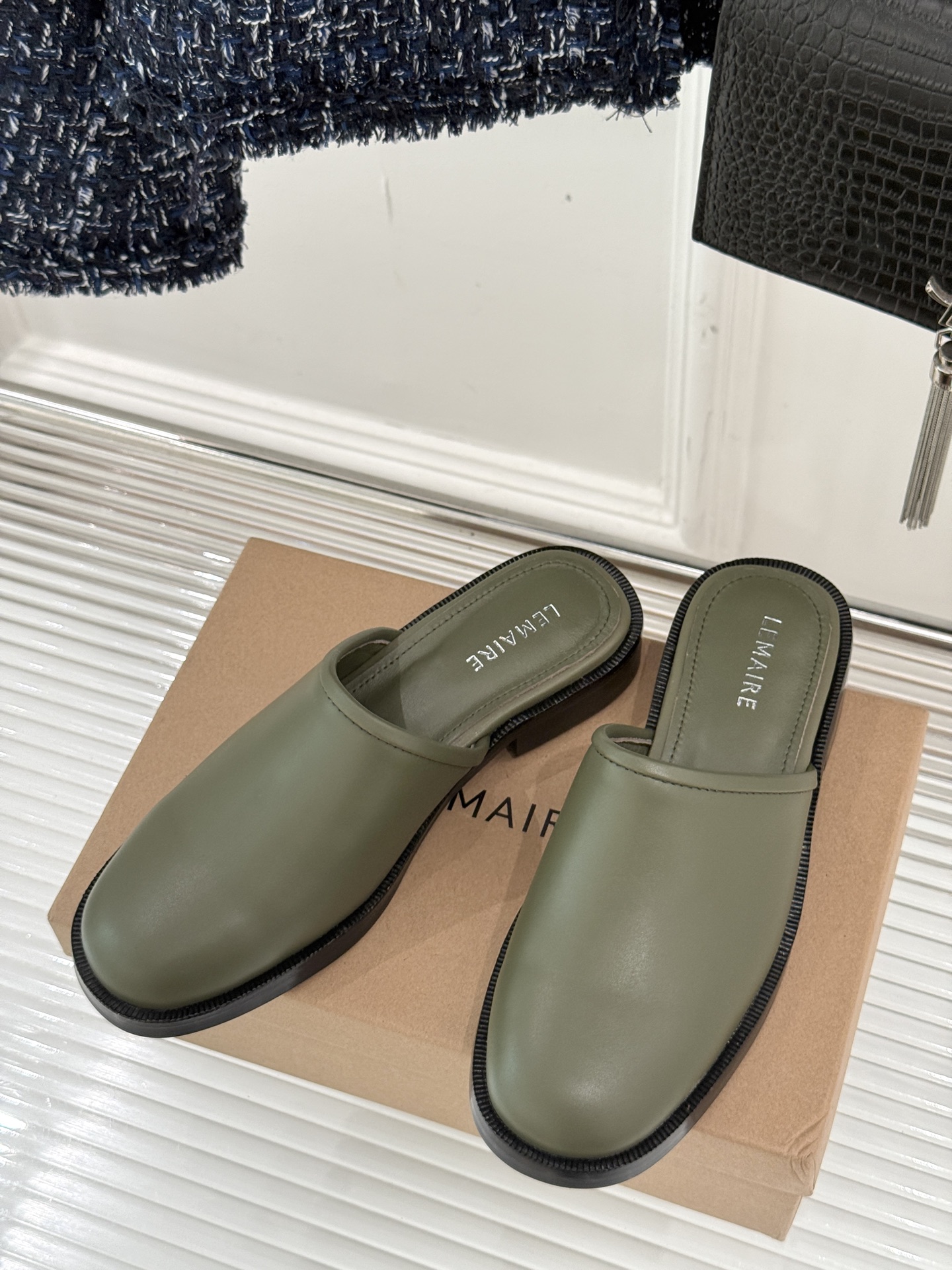 
Lemaire 25ss春夏新品半拖
夏天最值得入手的简约单品❗
️自带高级气场的拖鞋
也非常容易驾驭