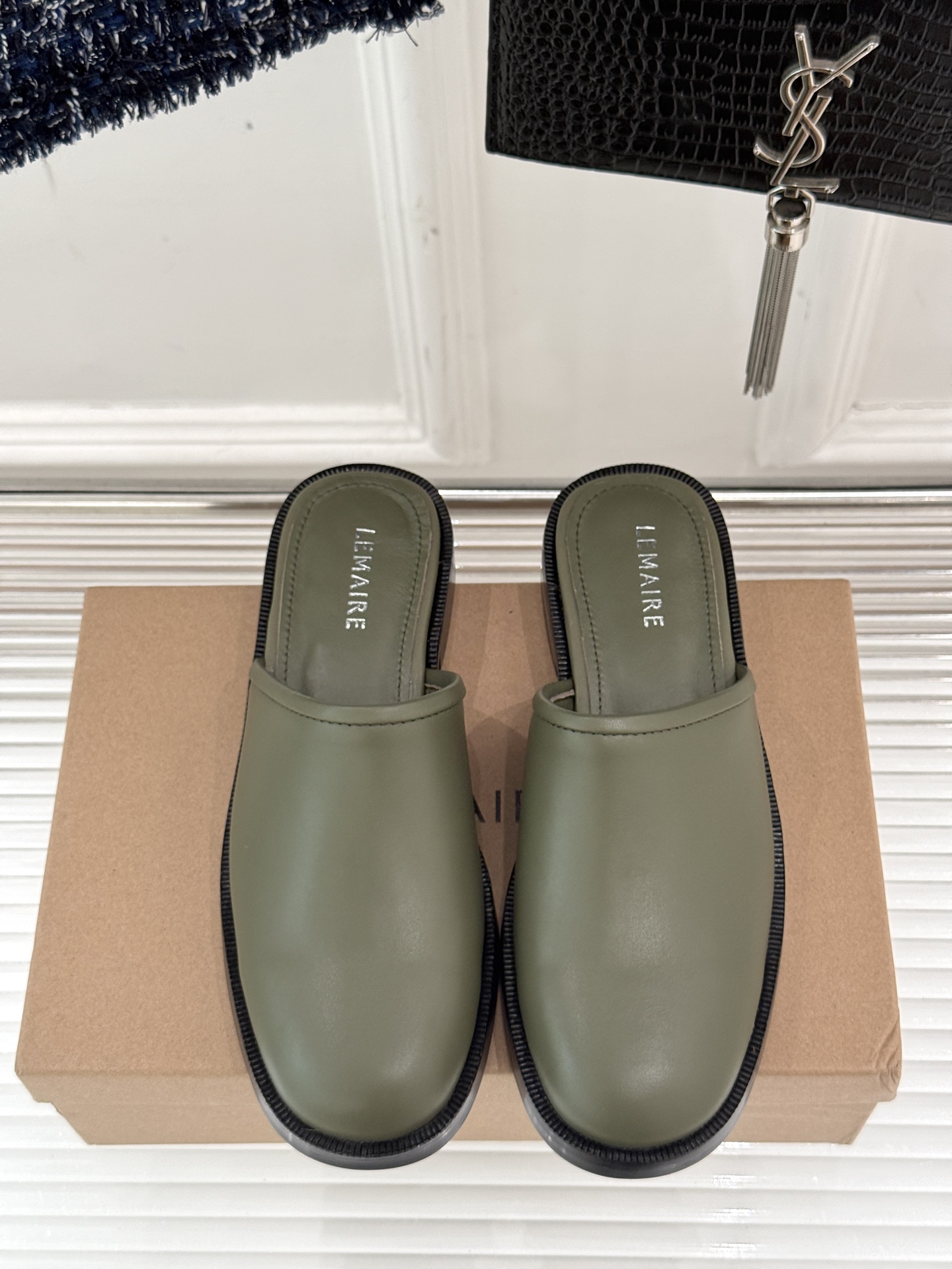 
Lemaire 25ss春夏新品半拖
夏天最值得入手的简约单品❗
️自带高级气场的拖鞋
也非常容易驾驭