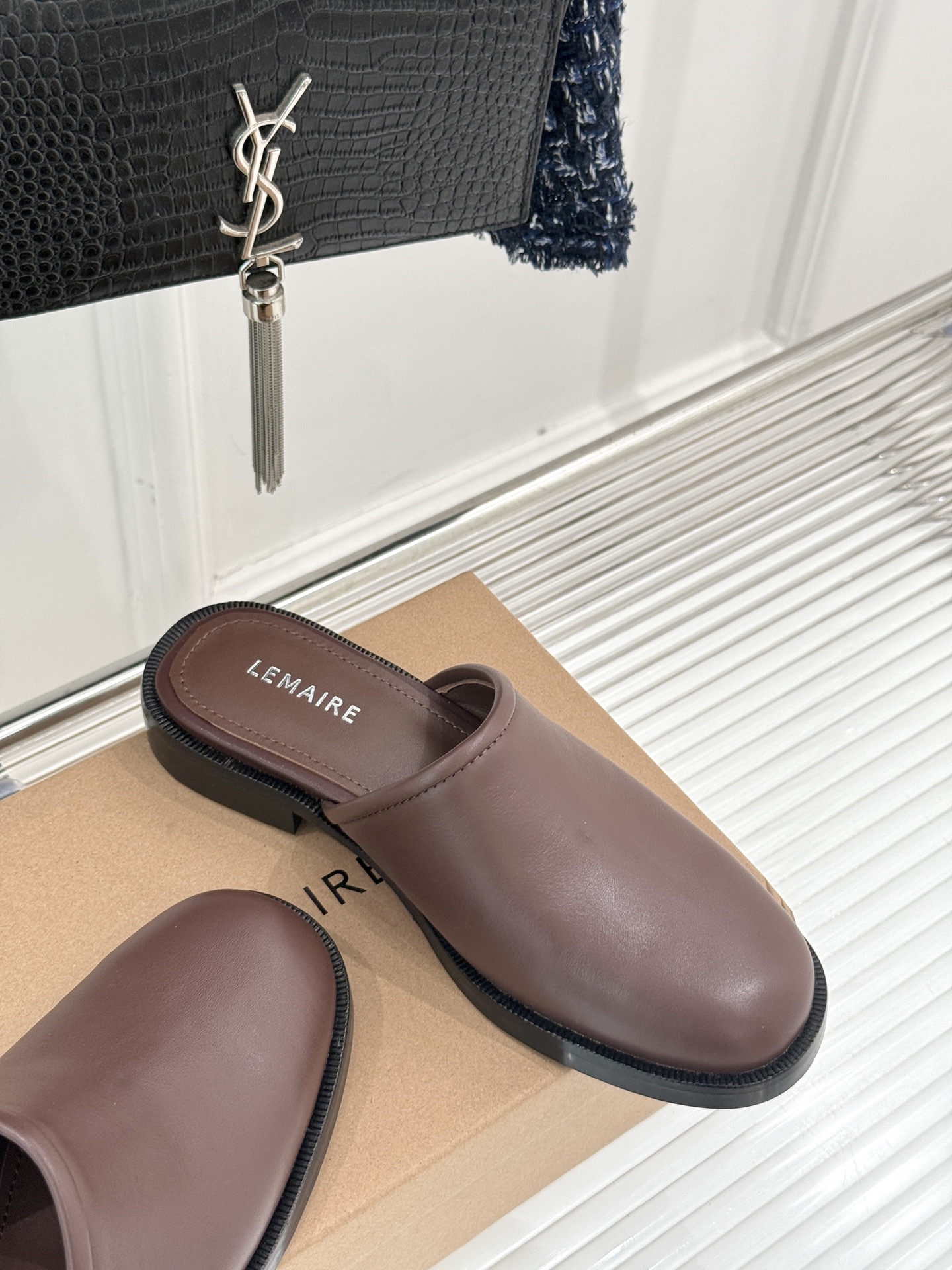 
Lemaire 25ss春夏新品半拖
夏天最值得入手的简约单品❗
️自带高级气场的拖鞋
也非常容易驾驭