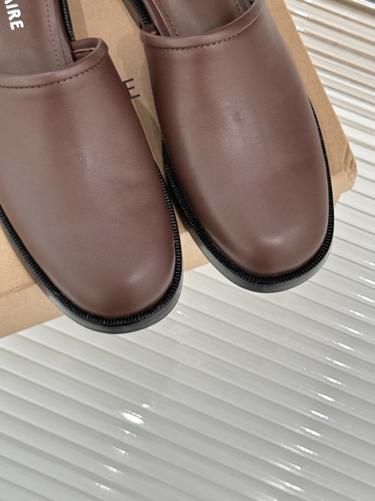 
Lemaire 25ss春夏新品半拖
夏天最值得入手的简约单品❗
️自带高级气场的拖鞋
也非常容易驾驭