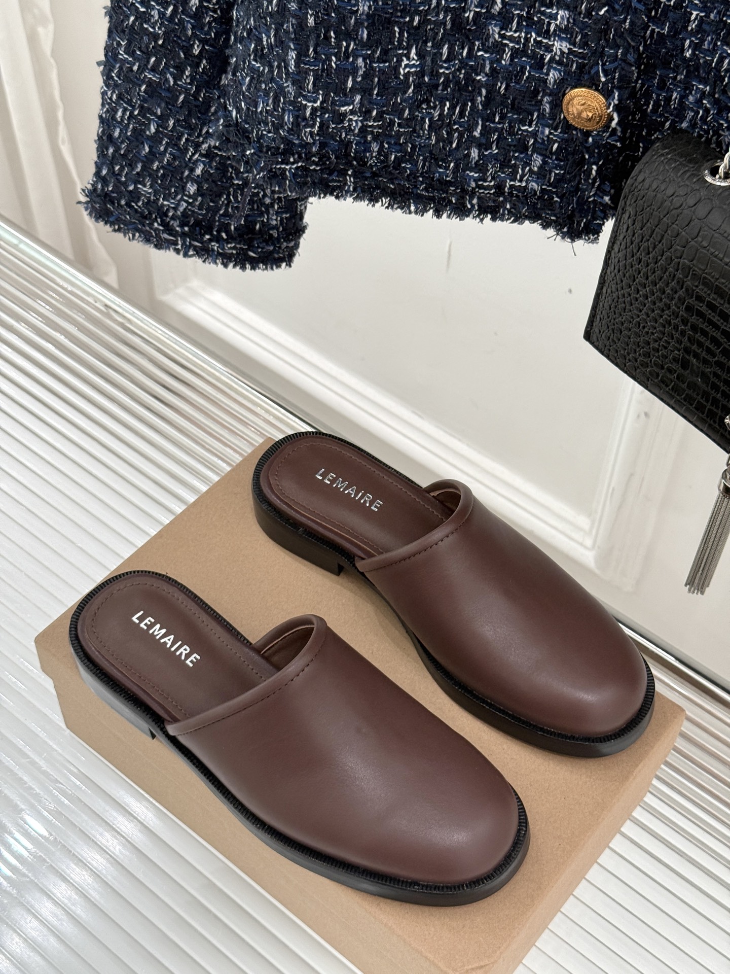 
Lemaire 25ss春夏新品半拖
夏天最值得入手的简约单品❗
️自带高级气场的拖鞋
也非常容易驾驭