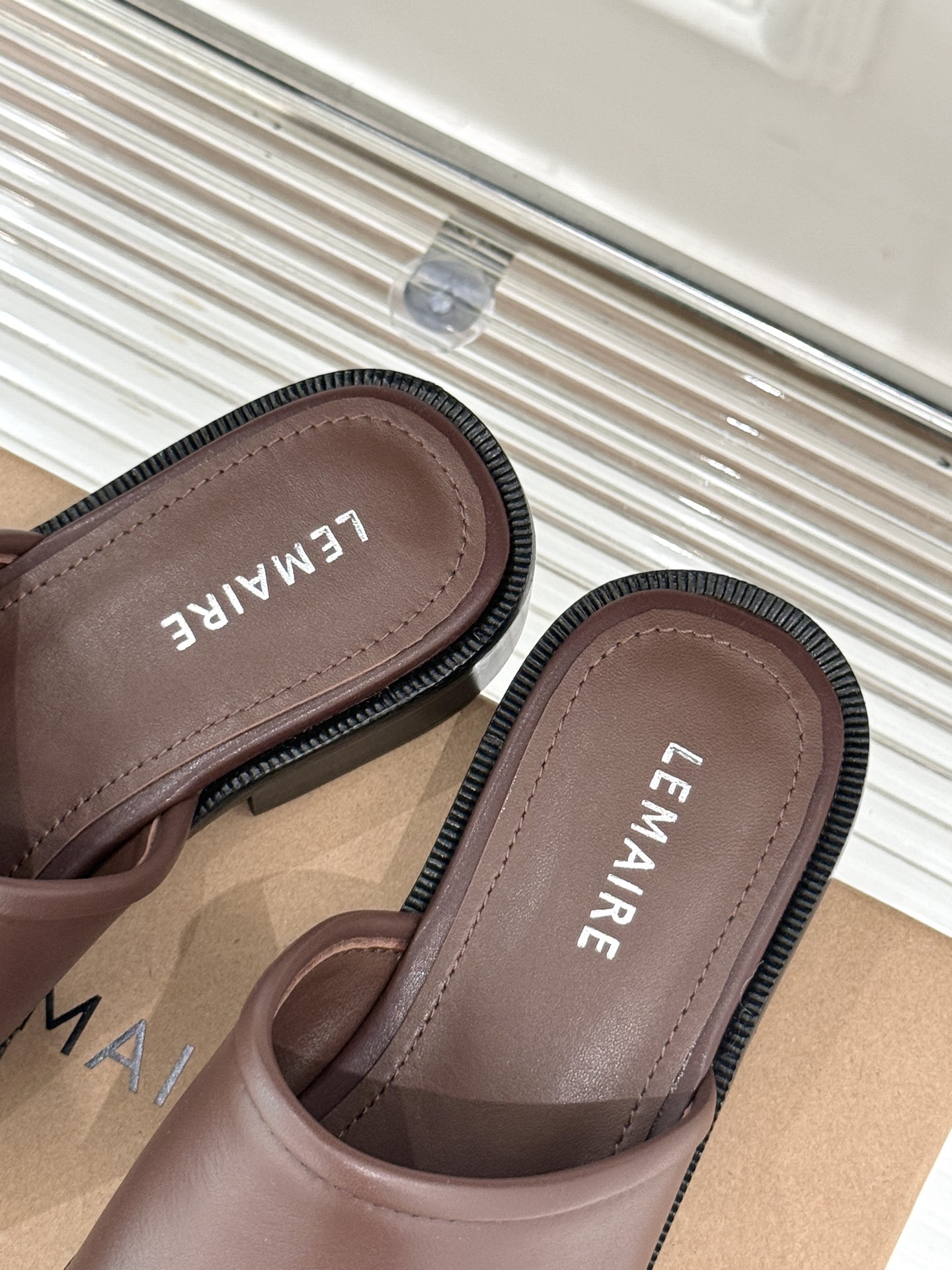 
Lemaire 25ss春夏新品半拖
夏天最值得入手的简约单品❗
️自带高级气场的拖鞋
也非常容易驾驭