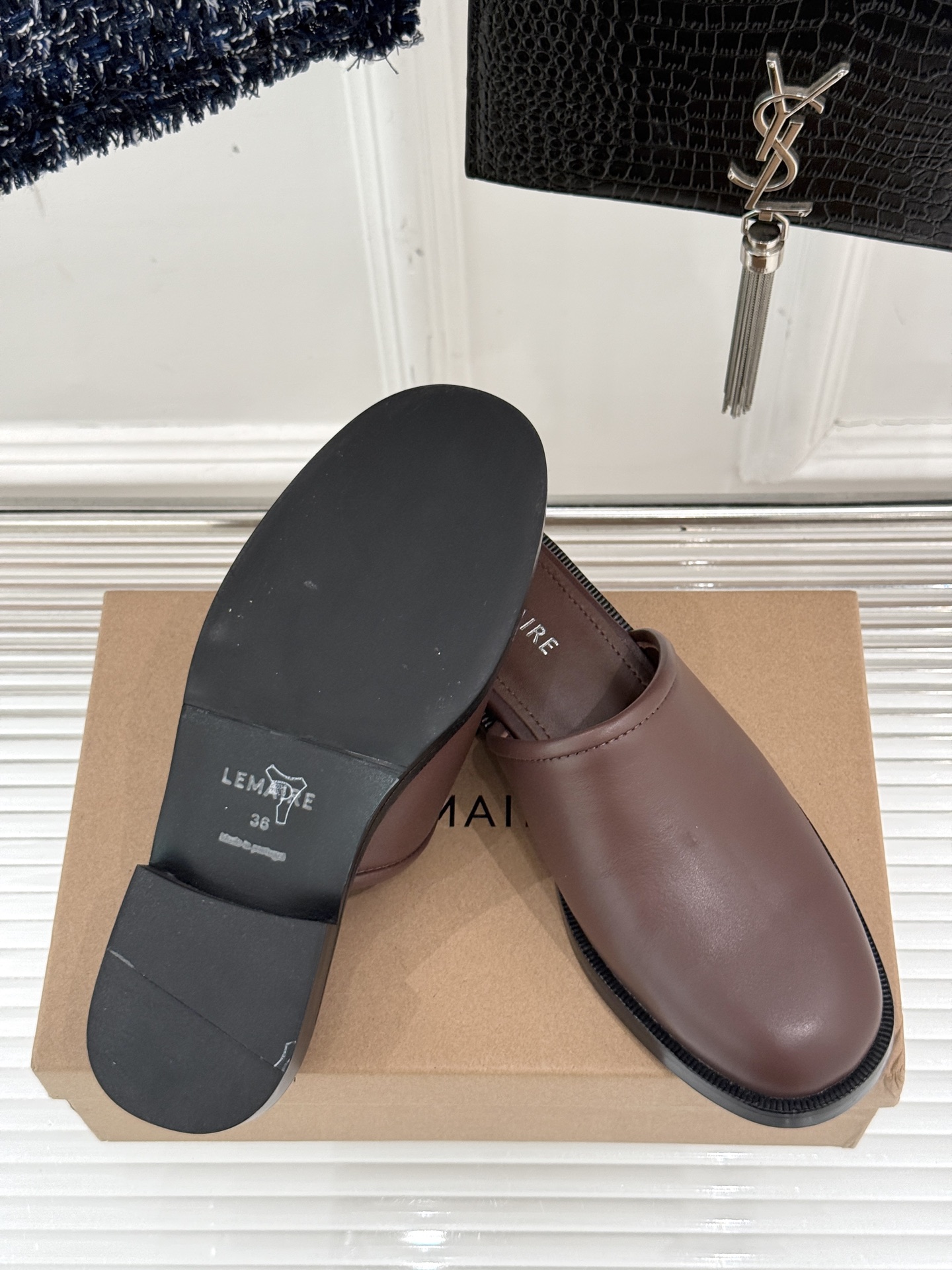 
Lemaire 25ss春夏新品半拖
夏天最值得入手的简约单品❗
️自带高级气场的拖鞋
也非常容易驾驭