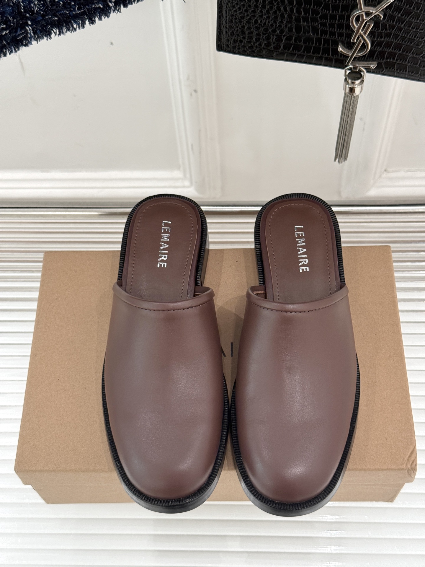 
Lemaire 25ss春夏新品半拖
夏天最值得入手的简约单品❗
️自带高级气场的拖鞋
也非常容易驾驭