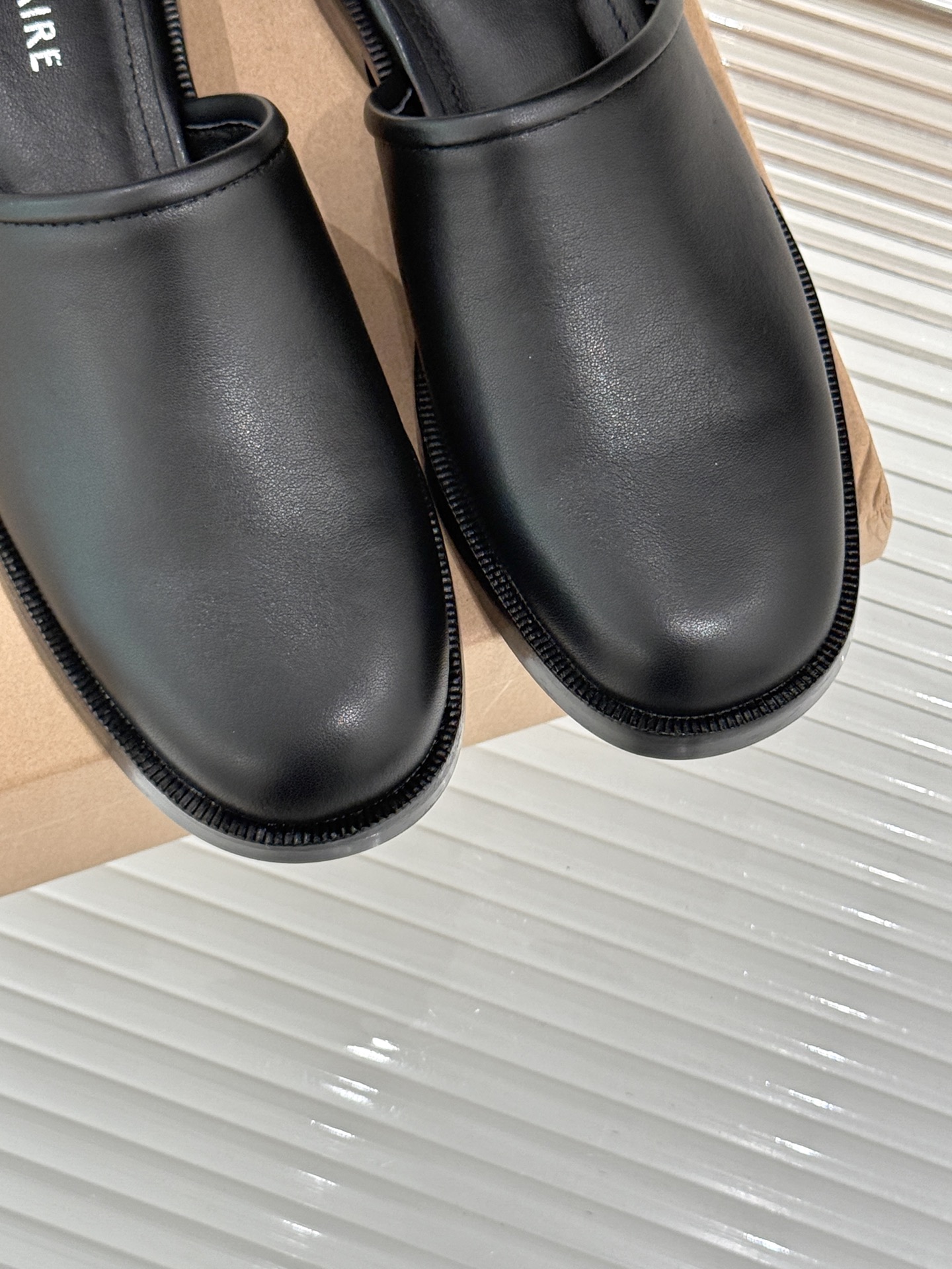 
Lemaire 25ss春夏新品半拖
夏天最值得入手的简约单品❗
️自带高级气场的拖鞋
也非常容易驾驭
