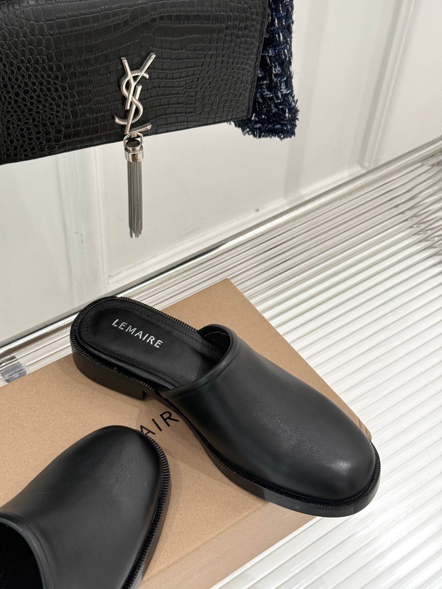 
Lemaire 25ss春夏新品半拖
夏天最值得入手的简约单品❗
️自带高级气场的拖鞋
也非常容易驾驭